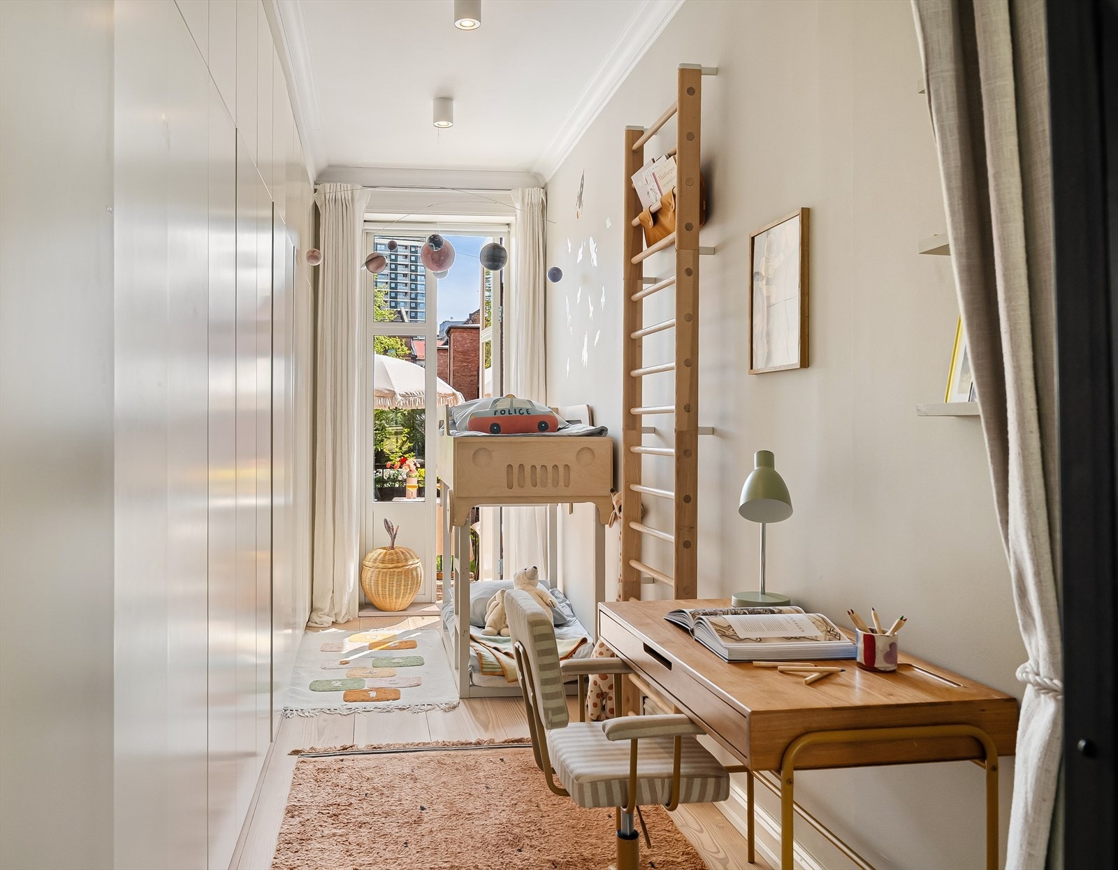 Plassbygget heldekkende garderobe med egen nisje for vaskemaskin Galleribilde