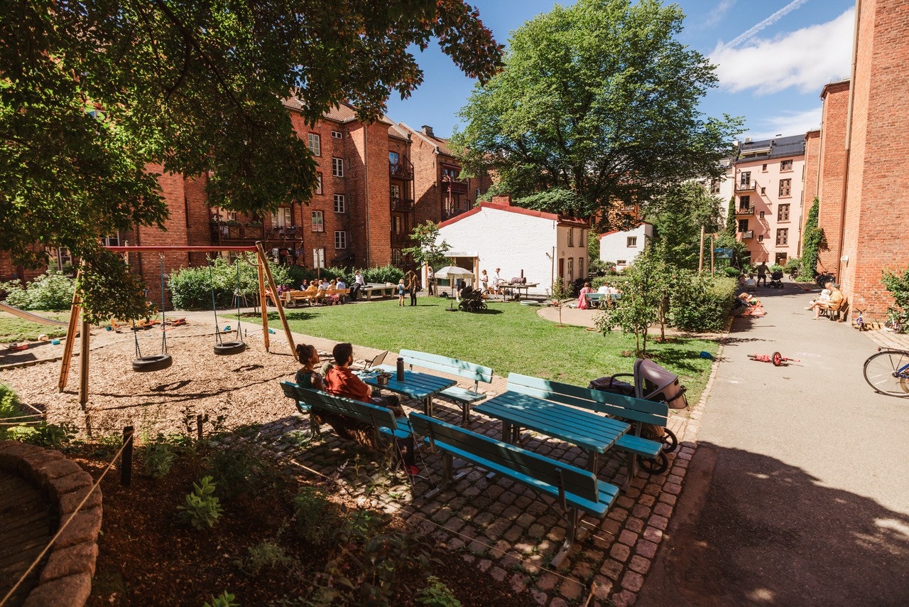 Tøyens fineste bakgård med bl.a. flere sittegrupper, felles grill, drivhus m.m. Galleribilde