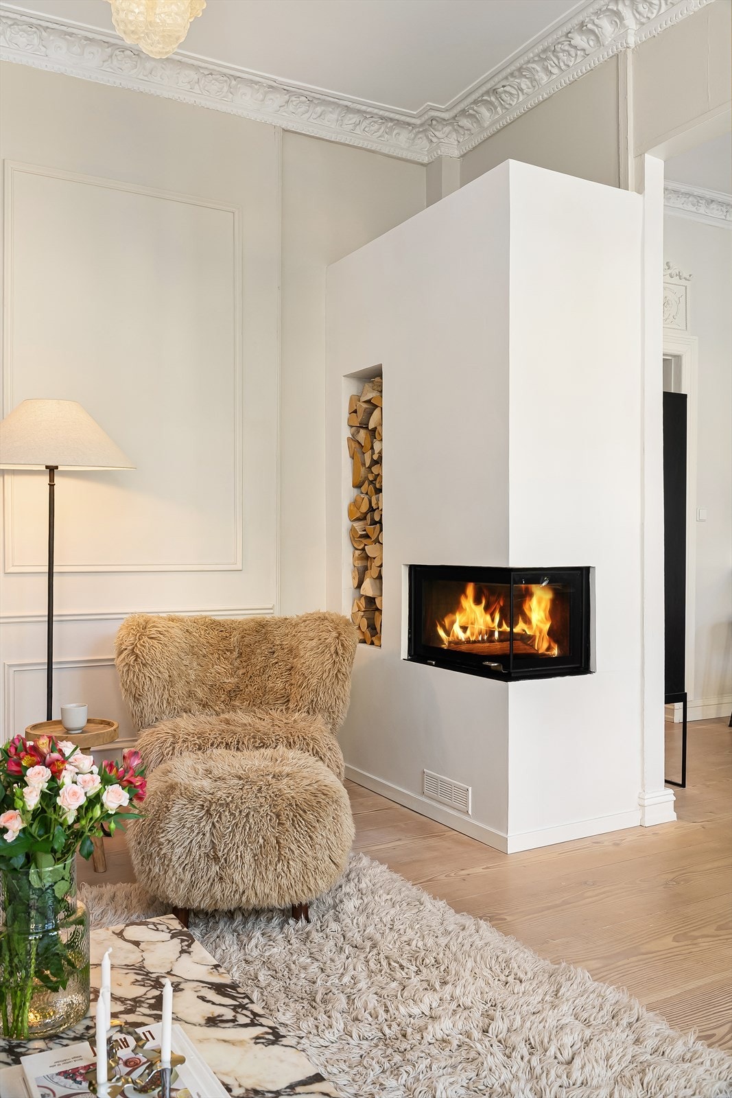 Peisen varmer godt på kalde dager og skaper en hyggelig atmosfære Galleribilde