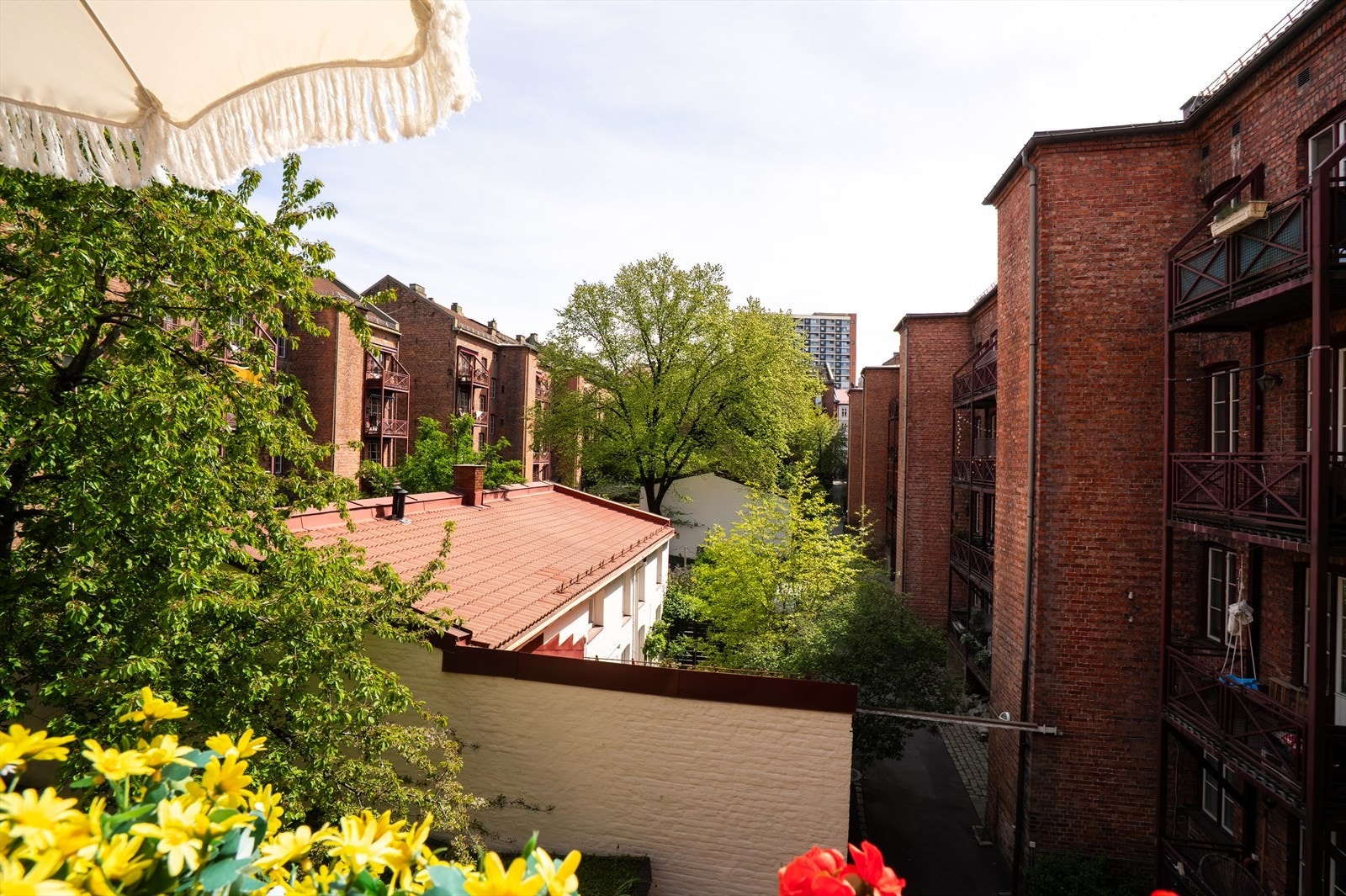 Balkongen er solrik med med sol fra tidlig morgen til ettermiddag Galleribilde