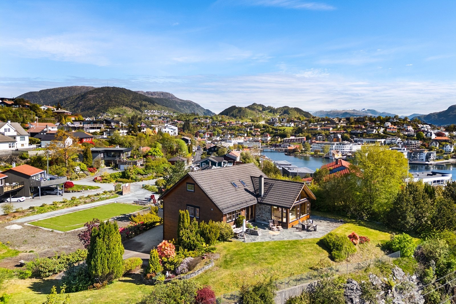 Eiendommen ligger i umiddelbar nærhet til Os sentrum. Galleribilde