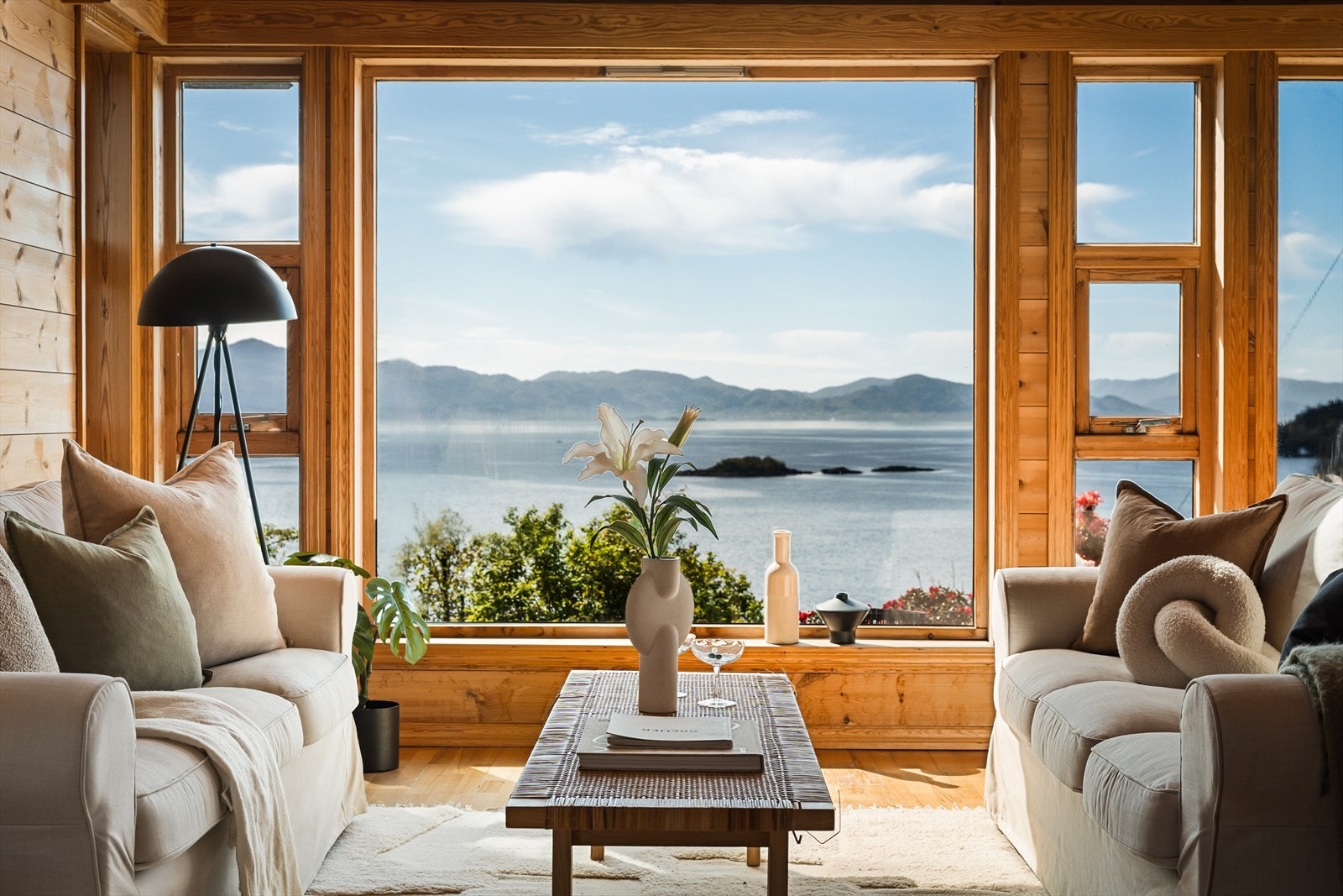 Store vindusflater sørger for godt med lysinnslipp. Galleribilde