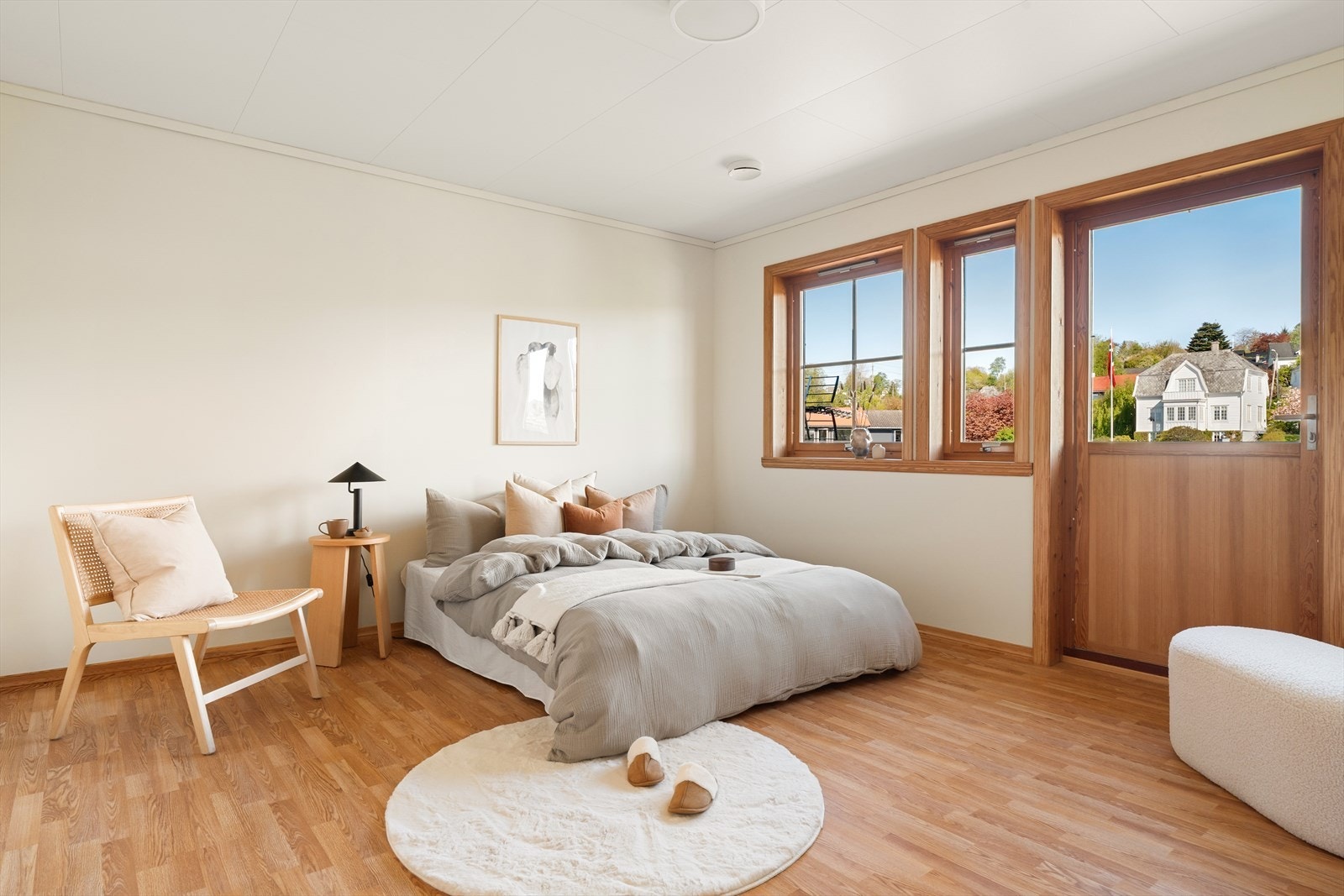 Romslig hovedsoverom med plass til ønsket innredning. Galleribilde