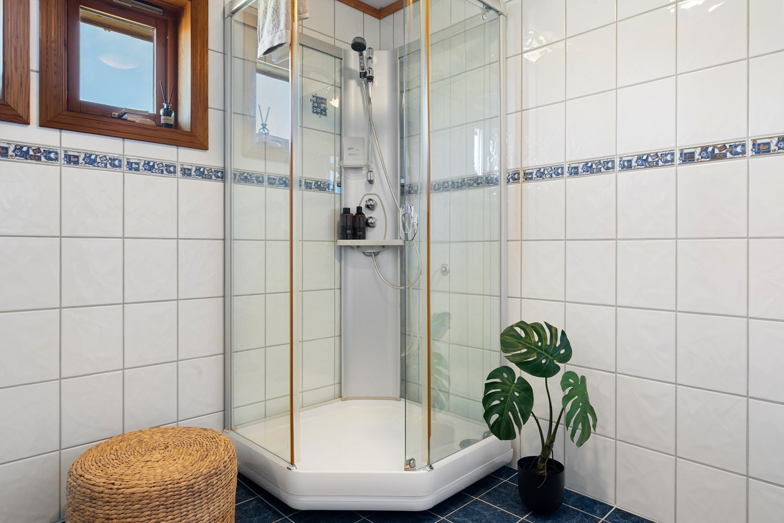 Innredet med dusjkabinett, servant i møbel og toalett. Galleribilde