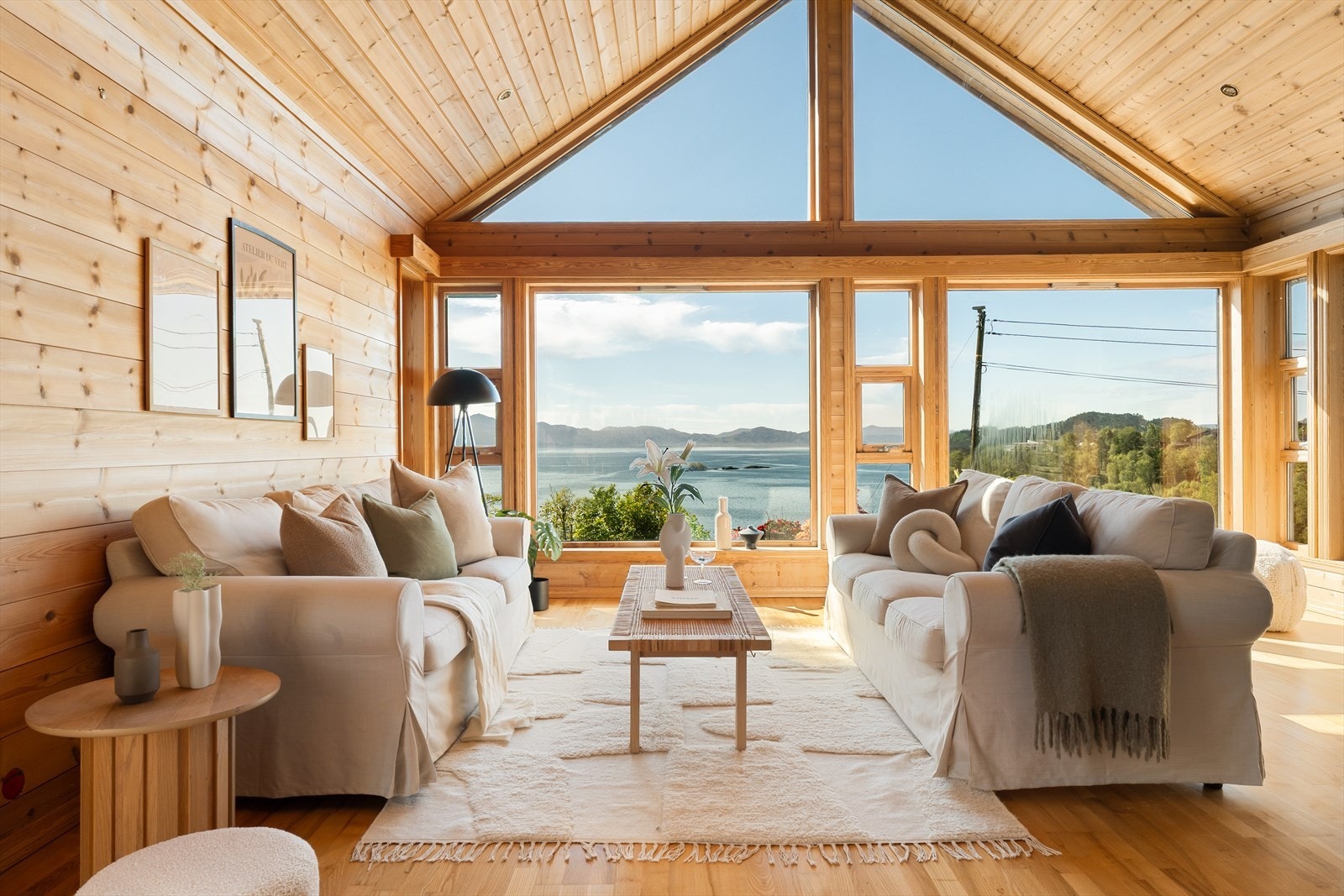 Lus og luftig stue med god takhøyde. Galleribilde