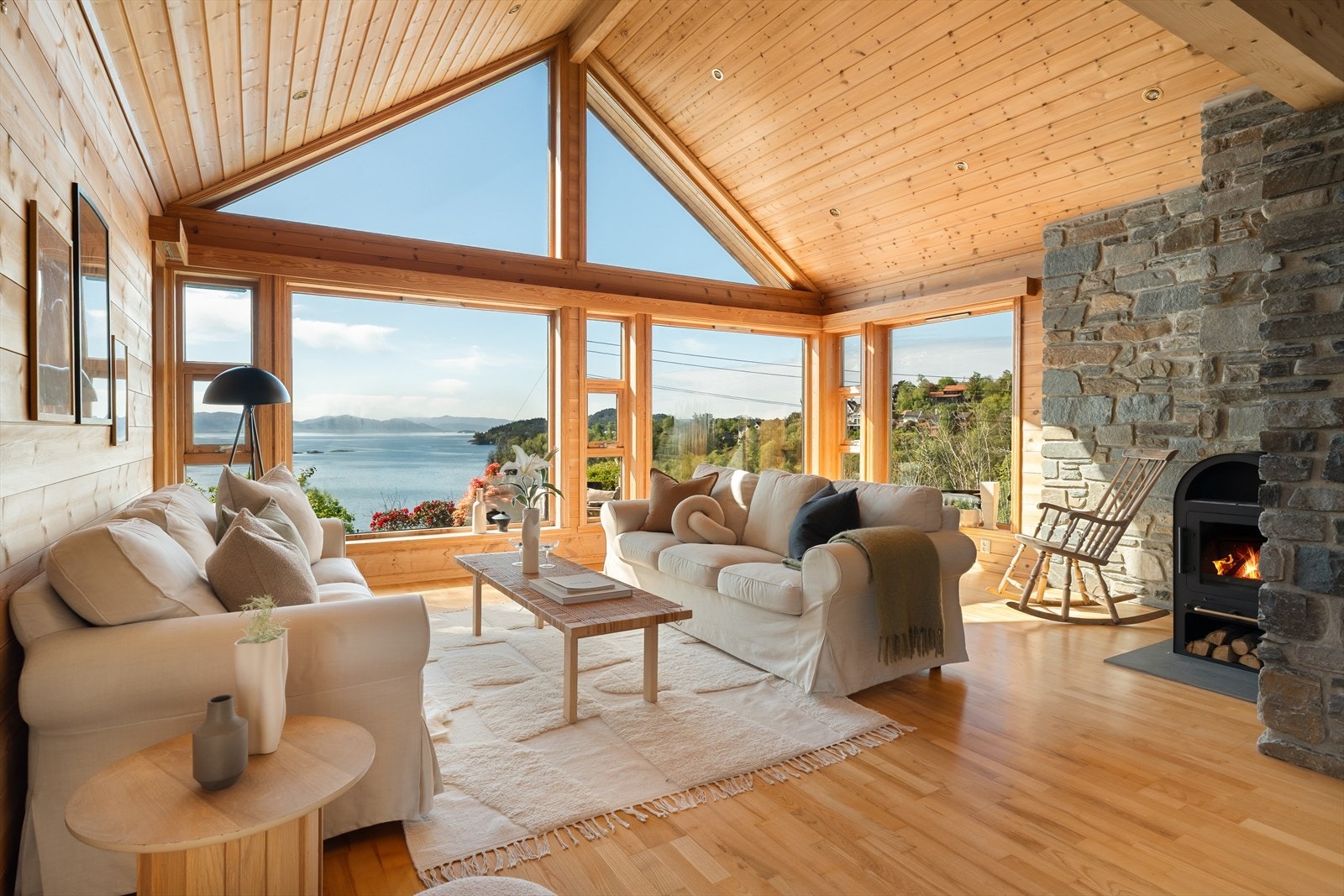 En flott enebolig med attraktiv adresse og spektakulær utsikt over vakre Bjørnafjorden Galleribilde