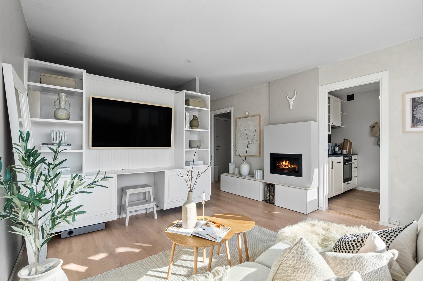 Boligen har arealeffektive løsninger. I 2024 ble det lagt pergo klikklaminat (Fresh Nordic Oak) i alle rom. Galleribilde