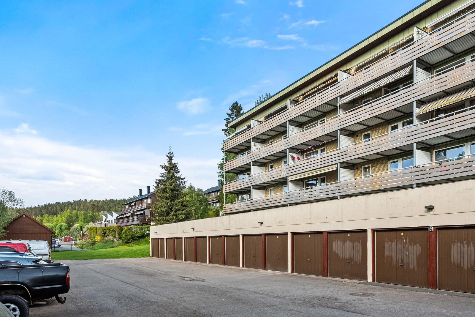 Boligen har egen garasjeplass, samt god gjesteparkering rett utenfor. Galleribilde
