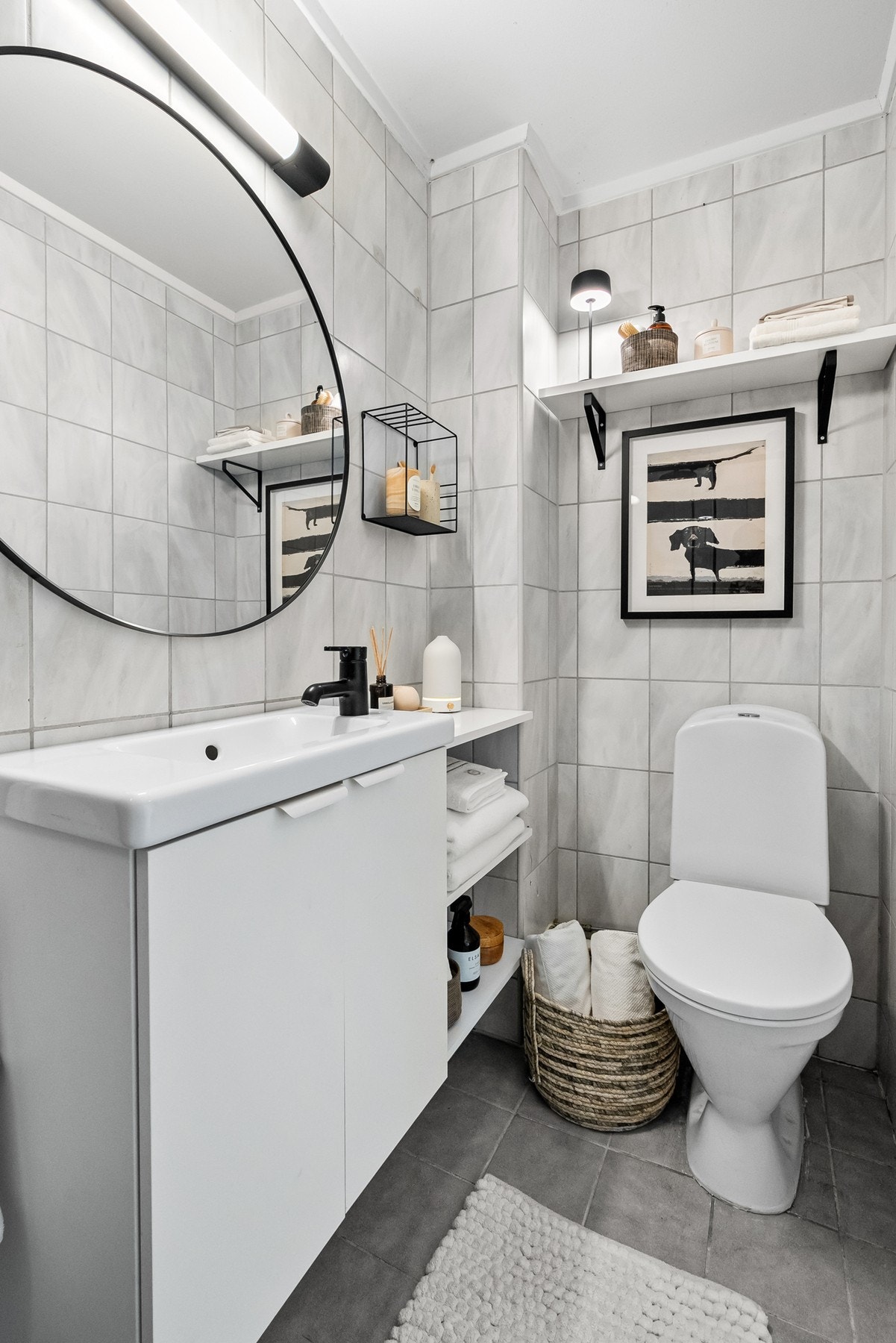 Badet ble tatt i regi av sameiet i sin tid og har varmekabler med termostat i badegulvet. Badet er oppgradert i 2024/25 med ny innredning og ny dusjskyvedør. Galleribilde
