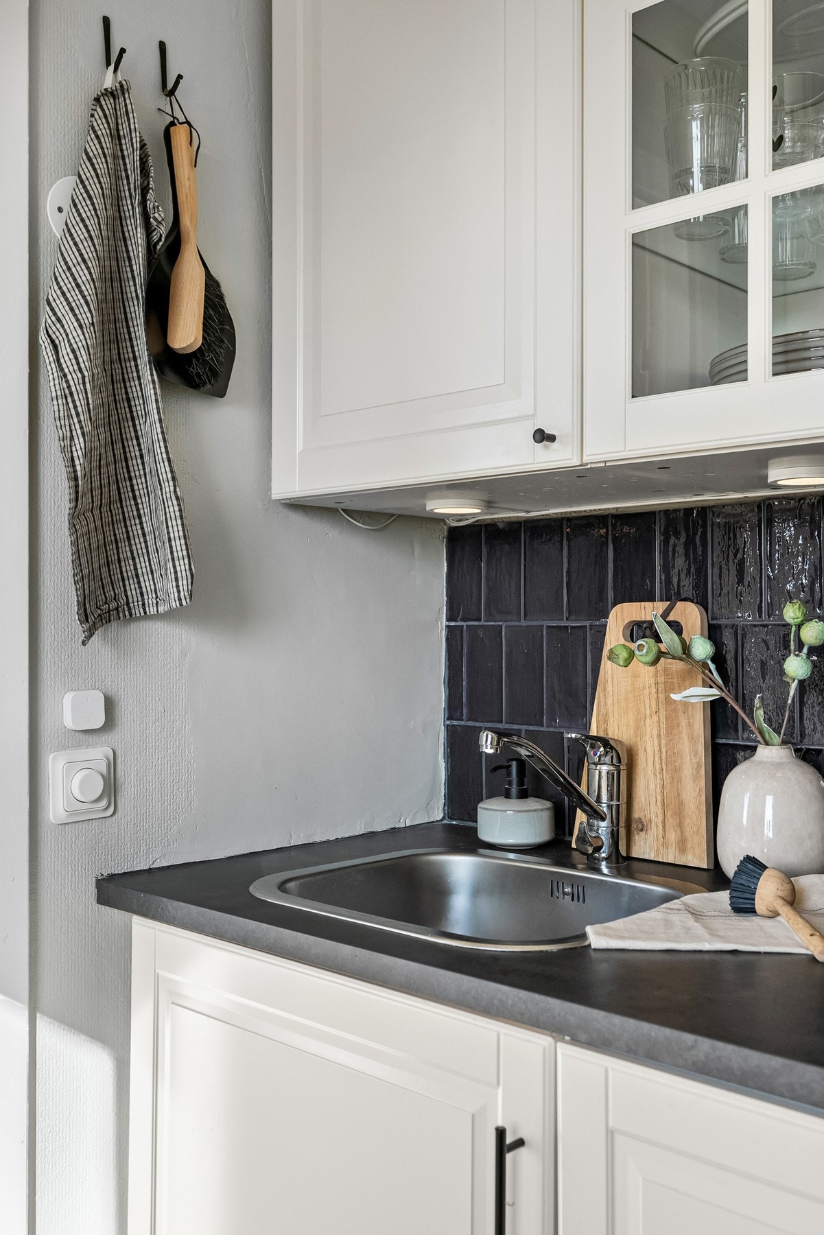 Kjøkkenet er utstyrt med enkelte integrerte hvitevarer, stålvask med 1-greps armatur og ventilator med kullfilter over koketopp. Galleribilde