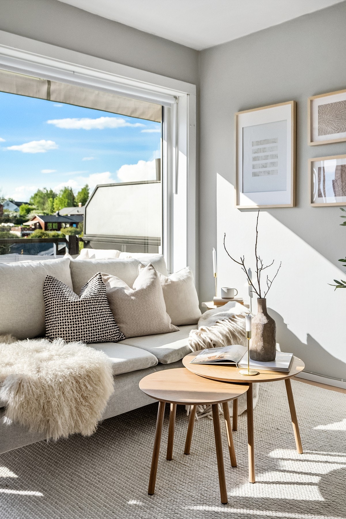 Stuen er lys og luftig, med store vindusflater som slipper inn rikelig med naturlig lys. Galleribilde