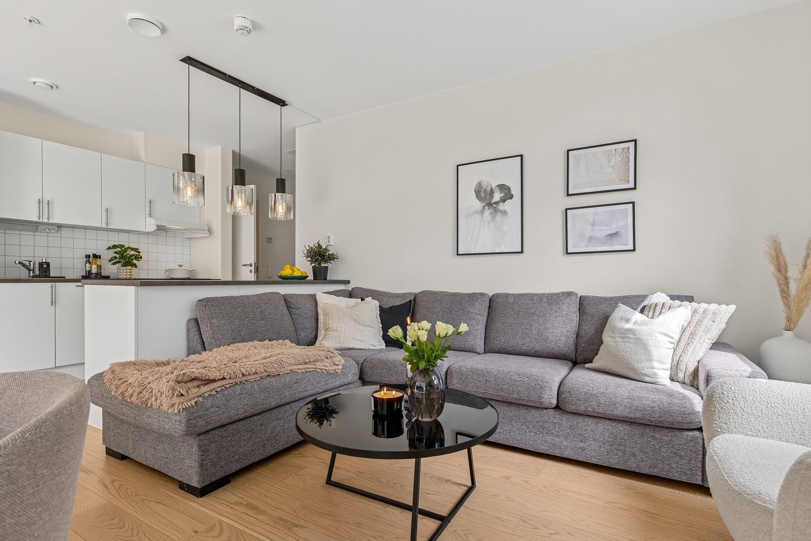 Fra stuen er det direkte utgang til leilighetens terrase. Galleribilde