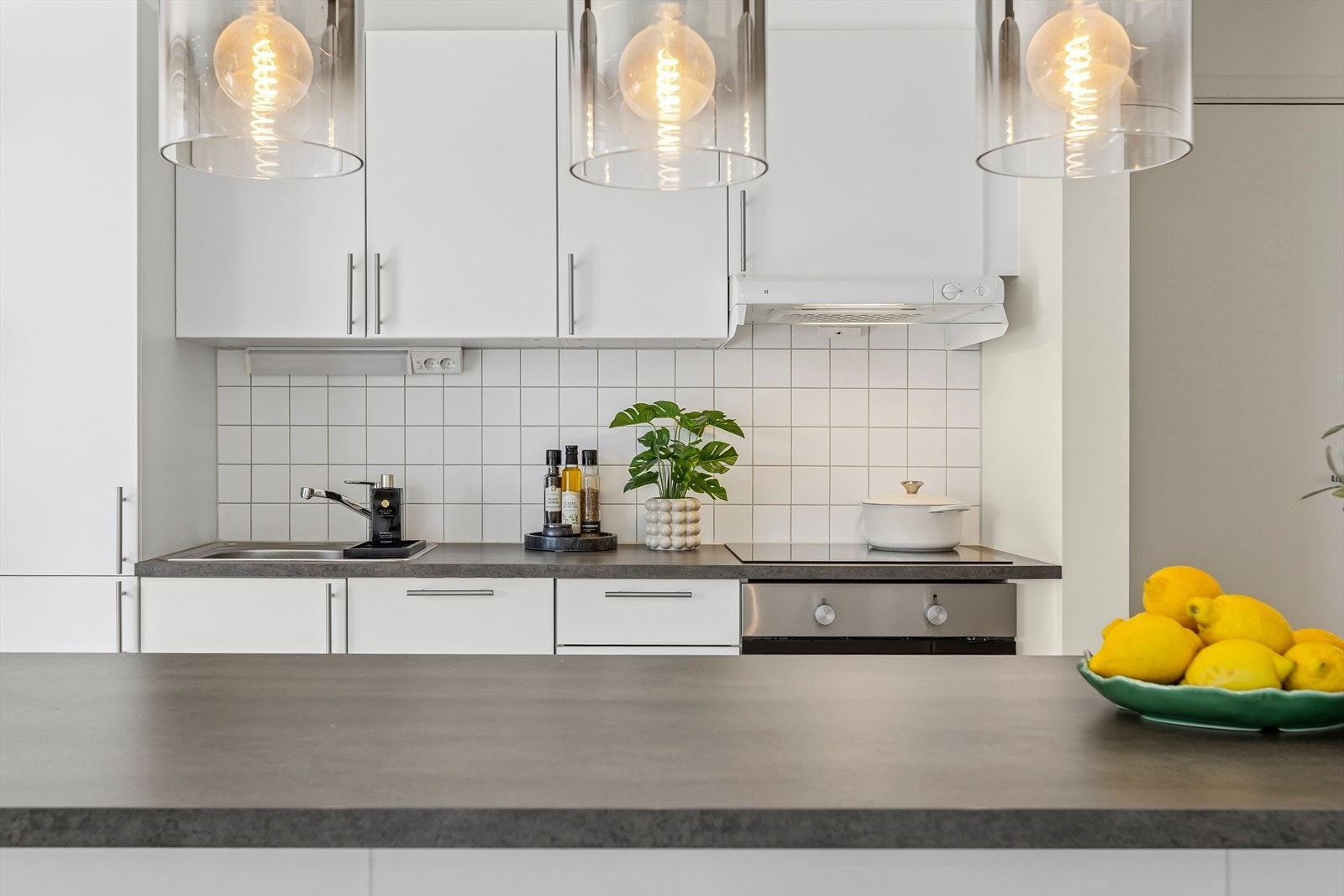 Her er det god benkplass og mye lagringsplass i overskap og skuffer i tillegg til en kjøkkenøy som gir både ekstra benk- og lagringsplass. Galleribilde