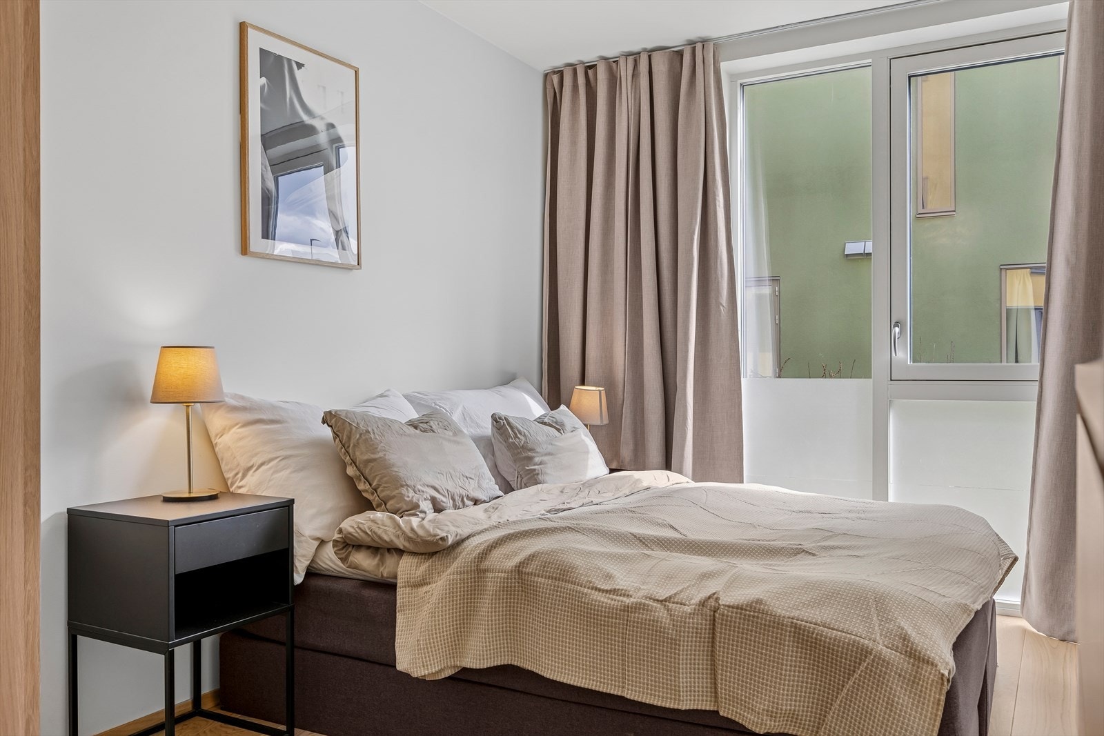 Leilighetens hovedsoverom måler ca. 14,5 kvm. Galleribilde