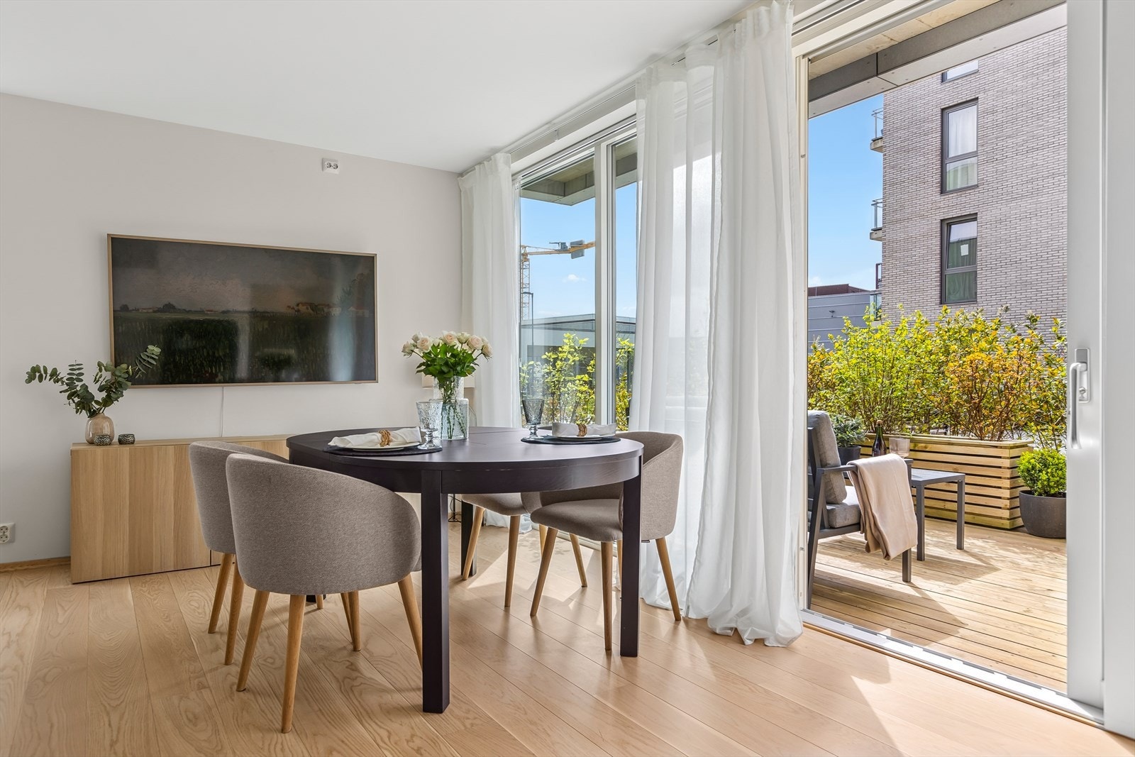 Stuen har flere store vinduer som gir godt og naturlig innlys. Leiligheten har egen inngang. Galleribilde