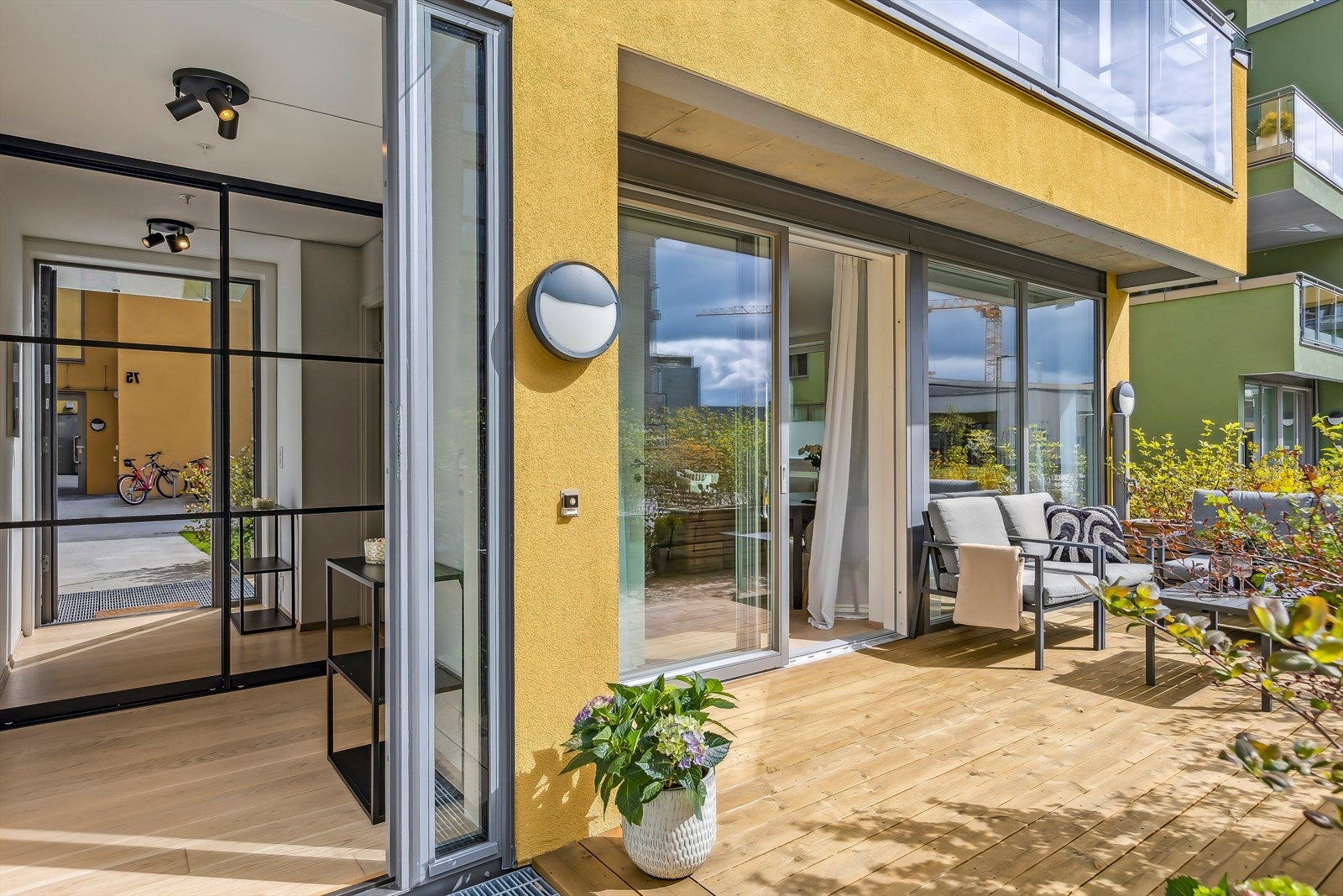 Koselig og innbydende inngangsparti. Entrè måler 4,2 kvm og har god plass til oppbevaring av klær og annet utstyr i garderobeskap. Galleribilde