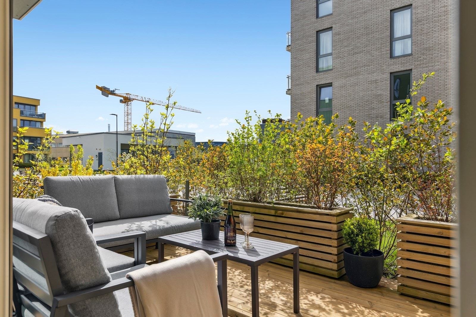 Sør-vendt terrasse som måler 15 kvm med gode solforhold. Galleribilde