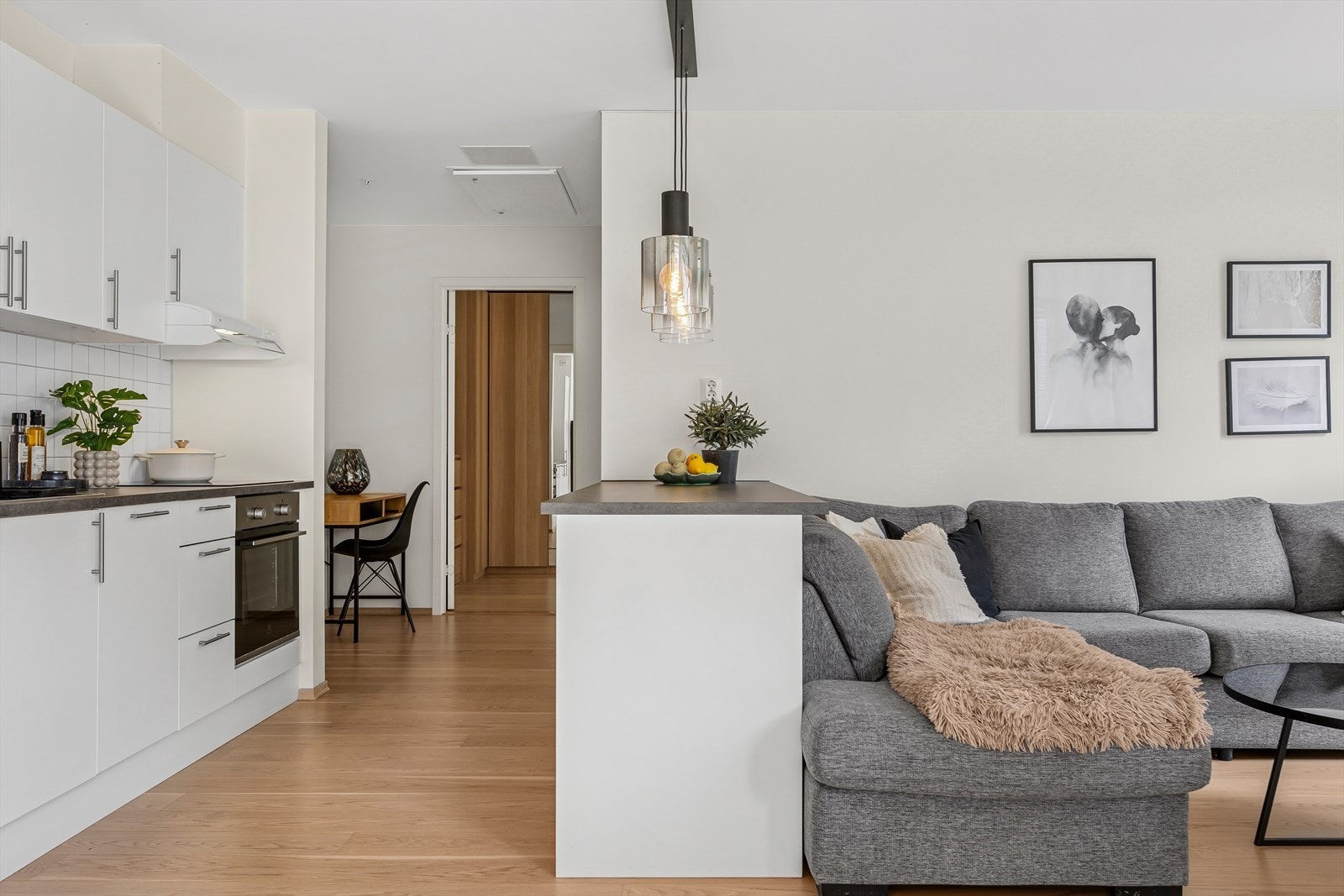 Den åpne stue/kjøkken løsningen måler 27,5 kvm. Galleribilde