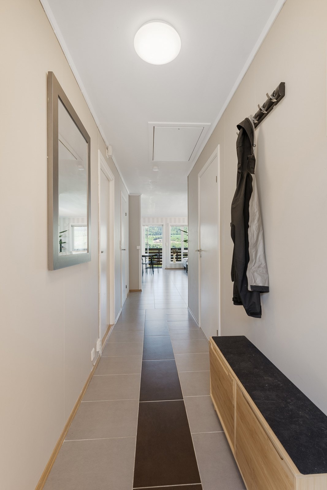 Det første som møter deg når du kommer inn er en flislagt entré/gang med plass til skog og yttertøy. Galleribilde