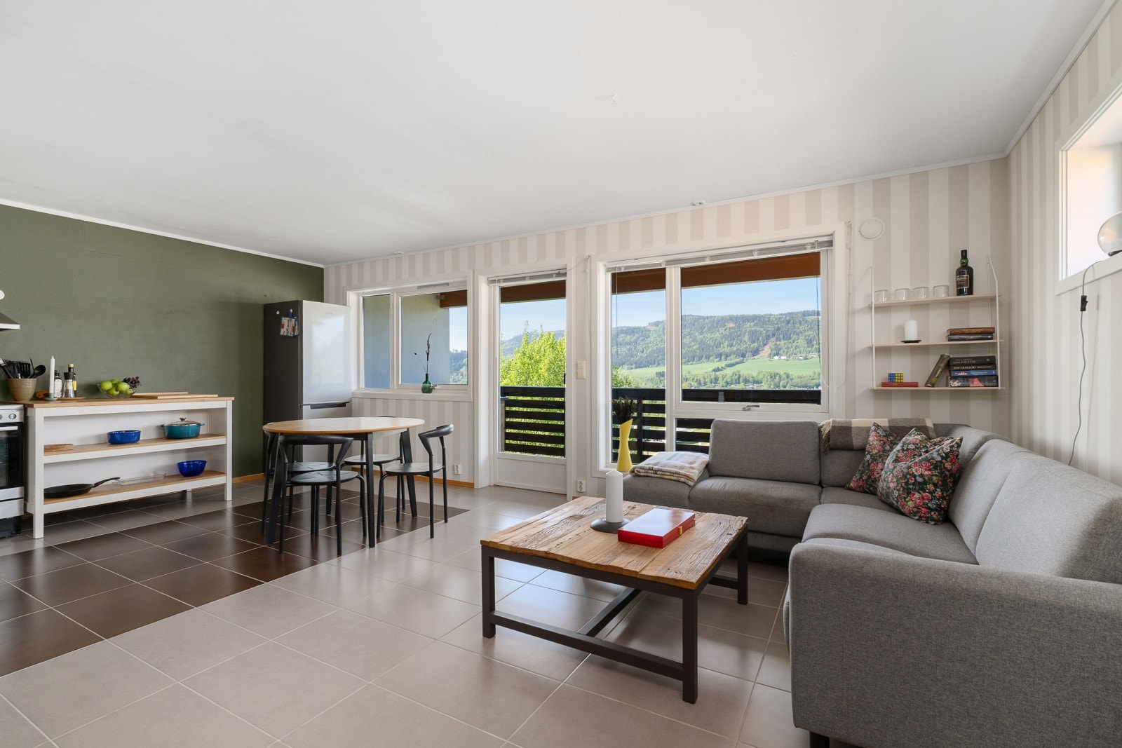 Innbydende stue med plass til sofagruppe og spisebord. Galleribilde