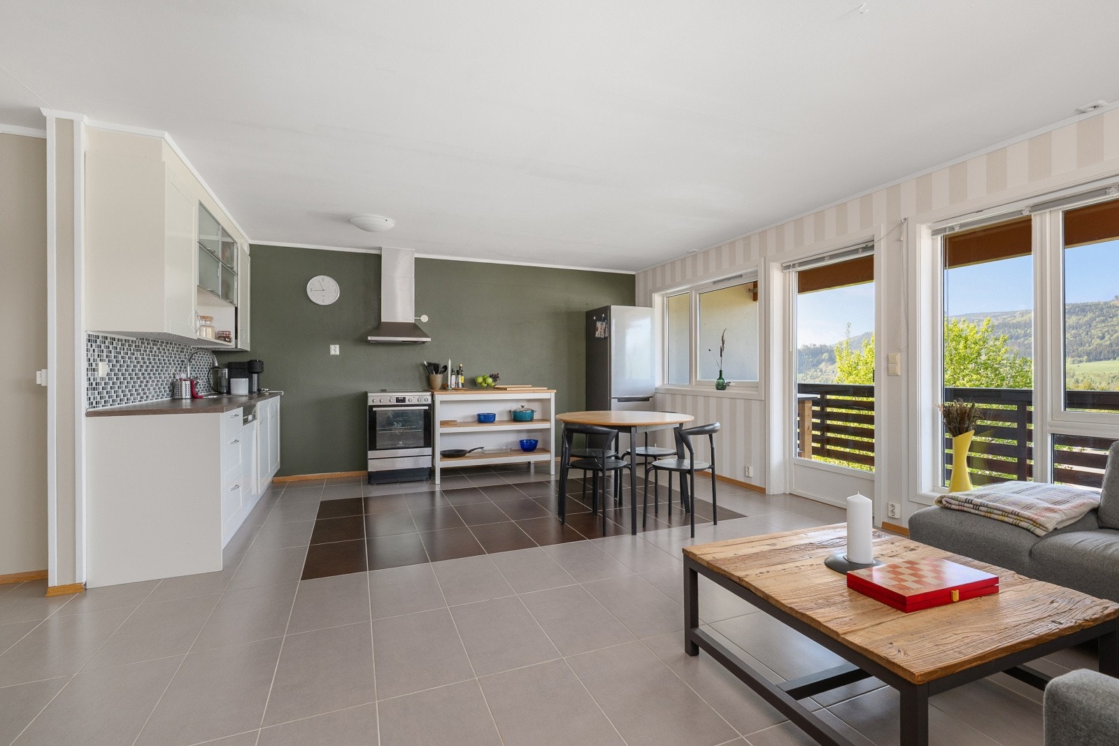 Leilighetens kjøkken ligger i åpen løsning til stuen. Galleribilde