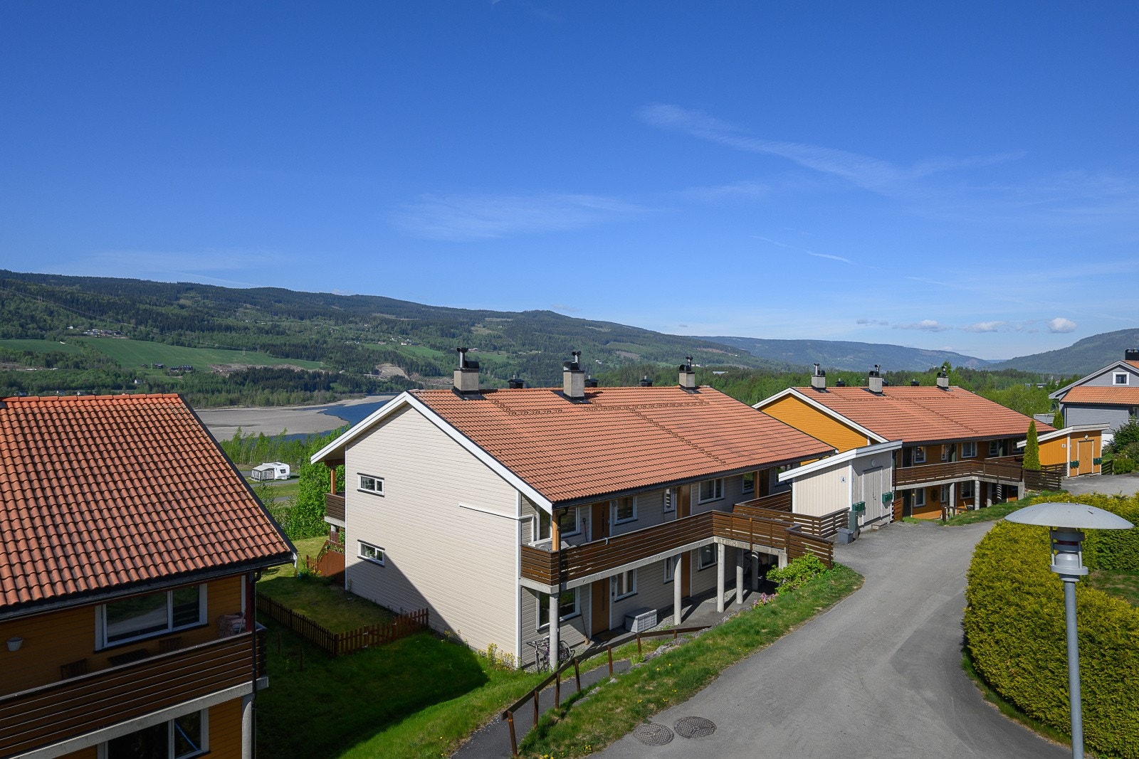 Leiligheten ligger i byggets 2. etasje og har trappefri adkomst. Området ved inngangspartiet er overbygd og skjermet. Galleribilde