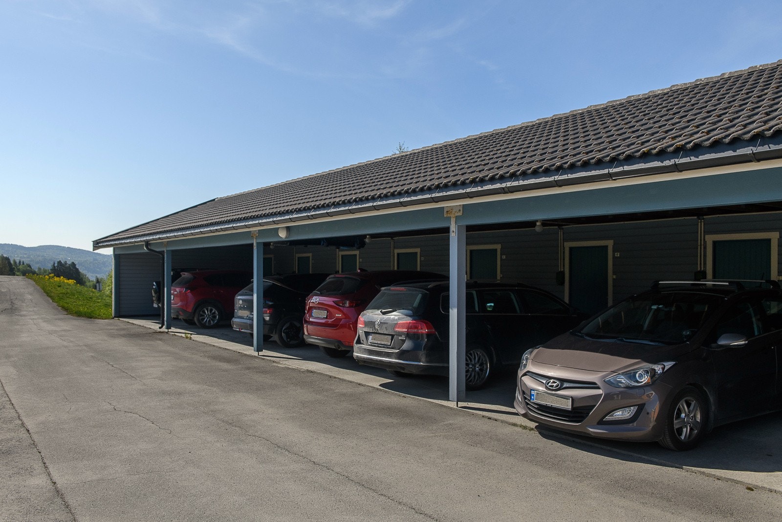 Parkering i carport. Galleribilde