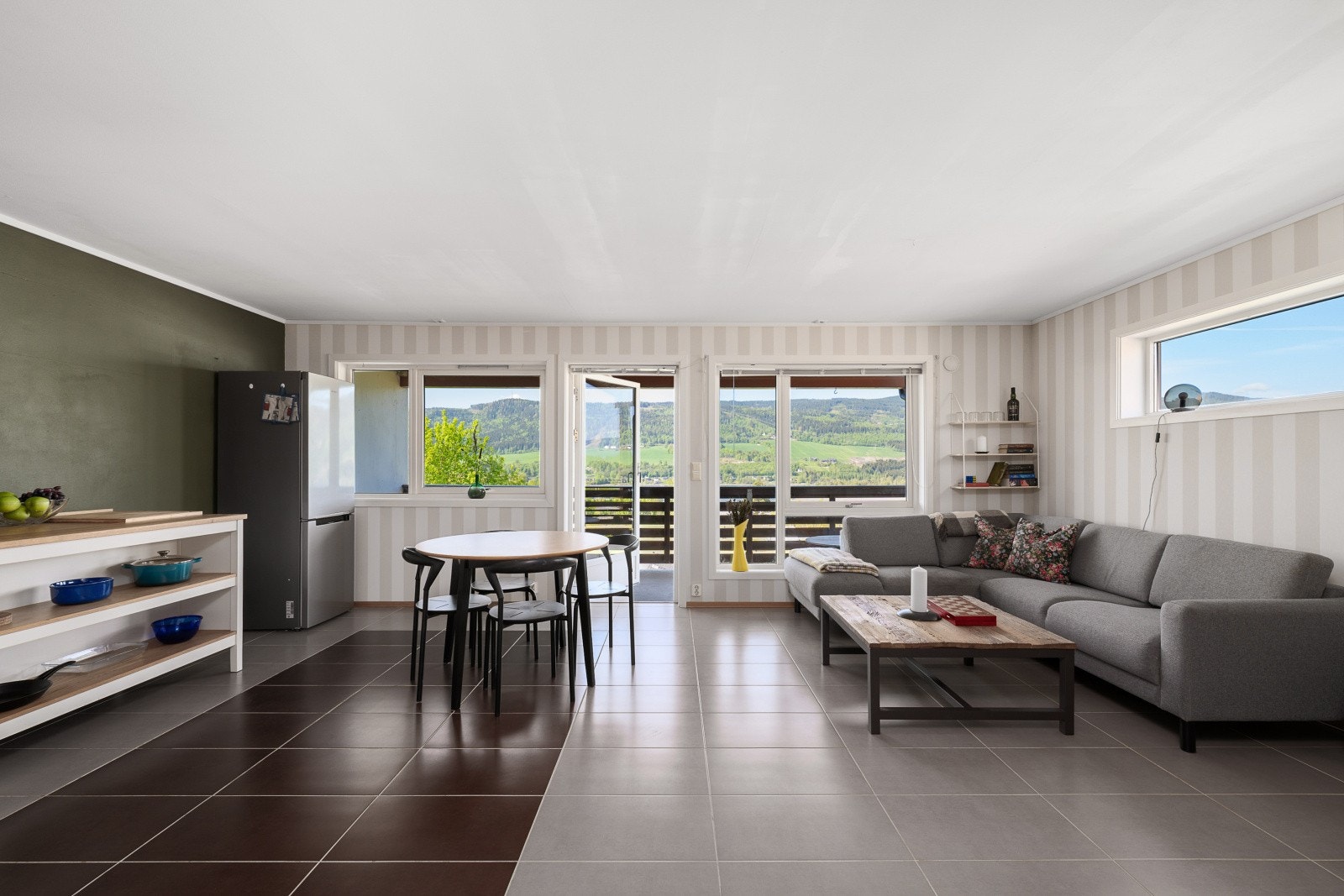 Store vindusflater slipper inn rikelig med naturlig lys. Galleribilde