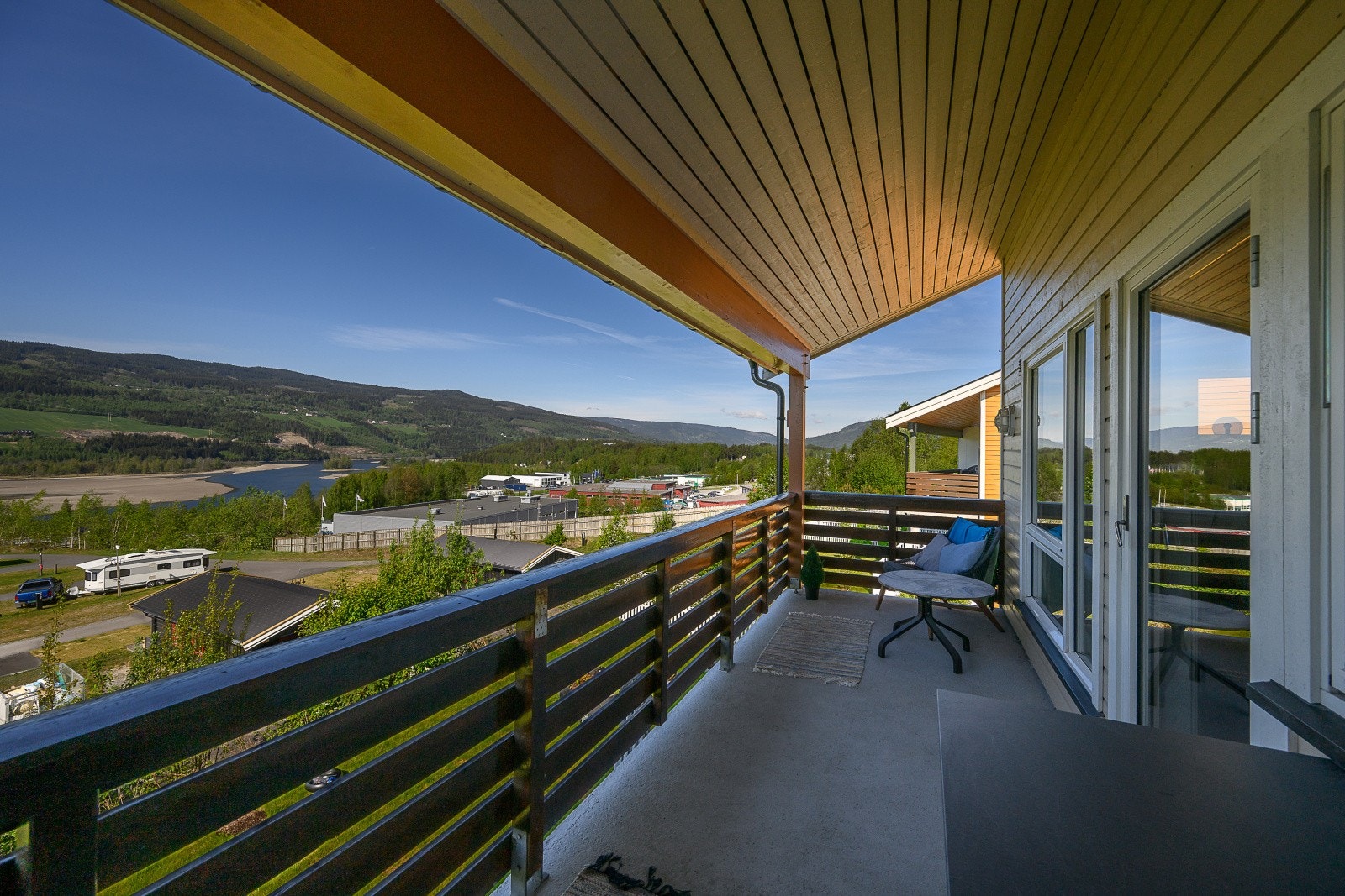Solrik veranda med utsikt over Lågen der flotte sommerdager kan nytes. Galleribilde