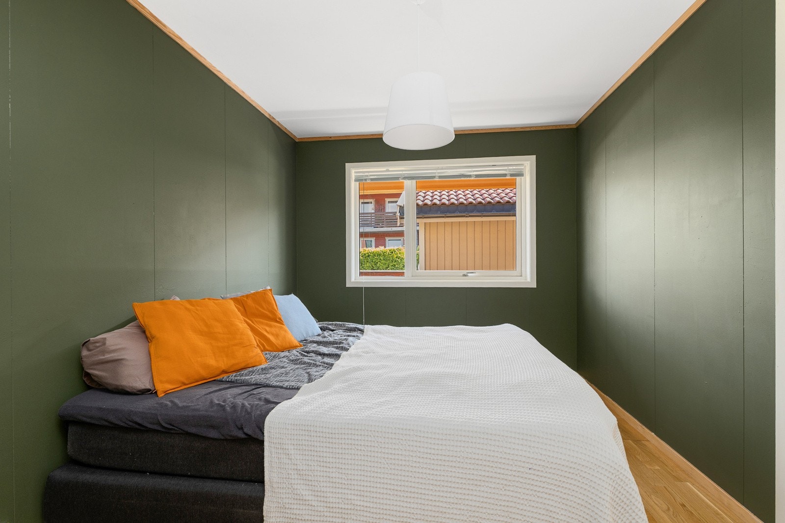 Leiligheten har to soverom. Hovedsoverommet er av god størrelse og har plass til seng og garderobeskap. Galleribilde