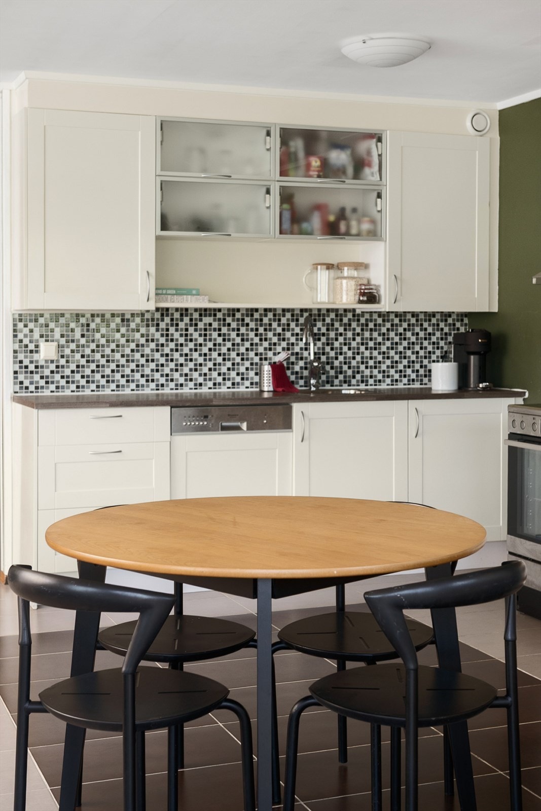 Det er avsatt plass i innredningen til oppvaskmaskin. Komfyr og kjøle-/fryseskap er frittstående, og det er ventilator over kokesonen. Galleribilde