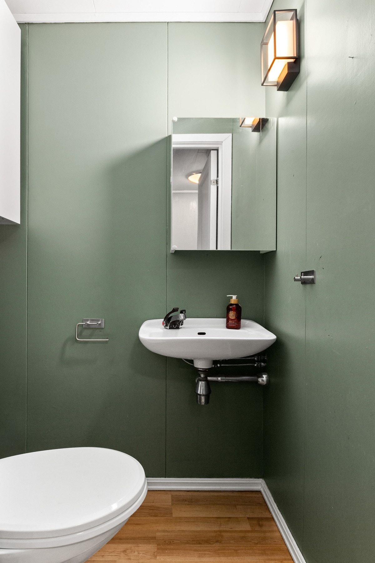 I boligens 1. etasje finner du et separat toalettrom - ideelt plassert rett ved inngangspartiet, perfekt når man har gjester på besøk. Galleribilde