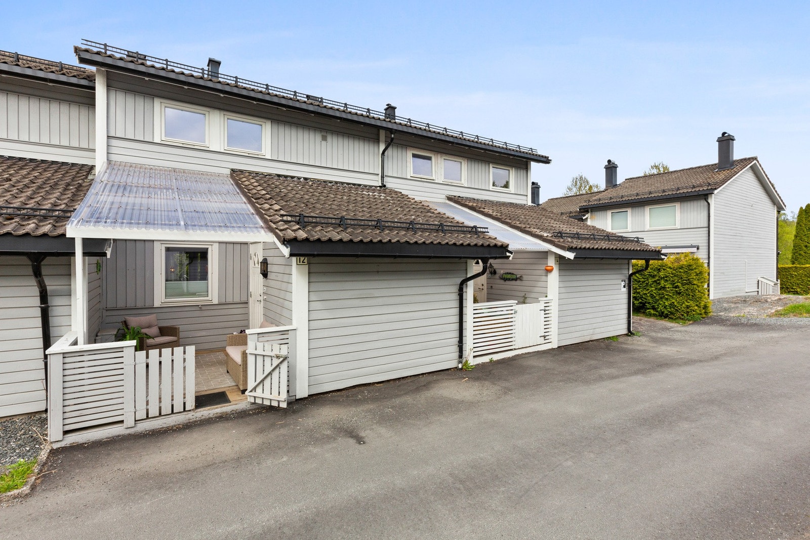 Den gir ly for regn, snø og sterk sol, slik at uteplassen kan brukes store deler av året, uavhengig av værforholdene. Galleribilde