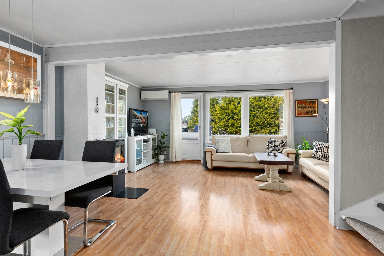 Familiens dagligliv utspiller seg i hovedetasjen, hvor du finner gang, kjøkken, WC/vaskerom, spisestue og stue med utgang til terrassen Galleribilde