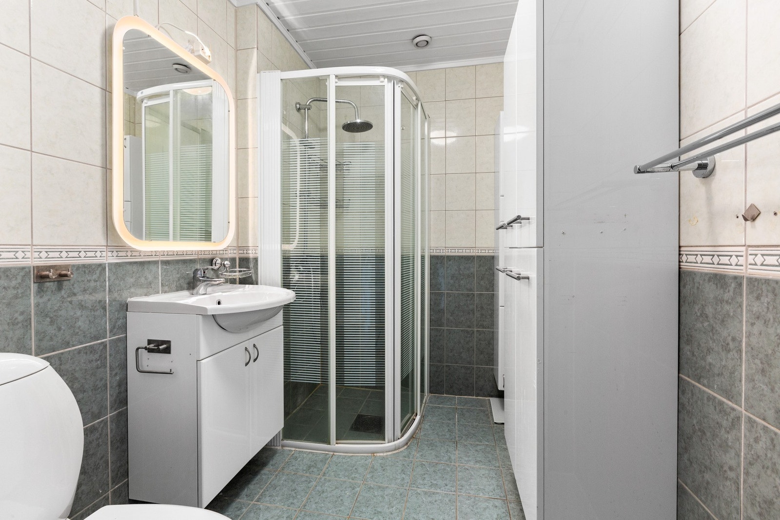 Boligen har et innbydende og romslig bad, praktisk plassert mellom soverommene i 2. etasje. Galleribilde