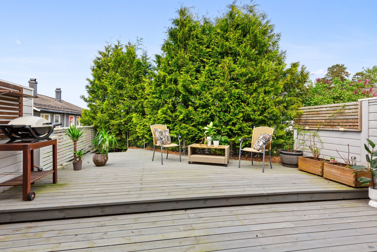 Boligen har en god intern beliggenhet med vestvendt, solrik uteplass og hage. Galleribilde