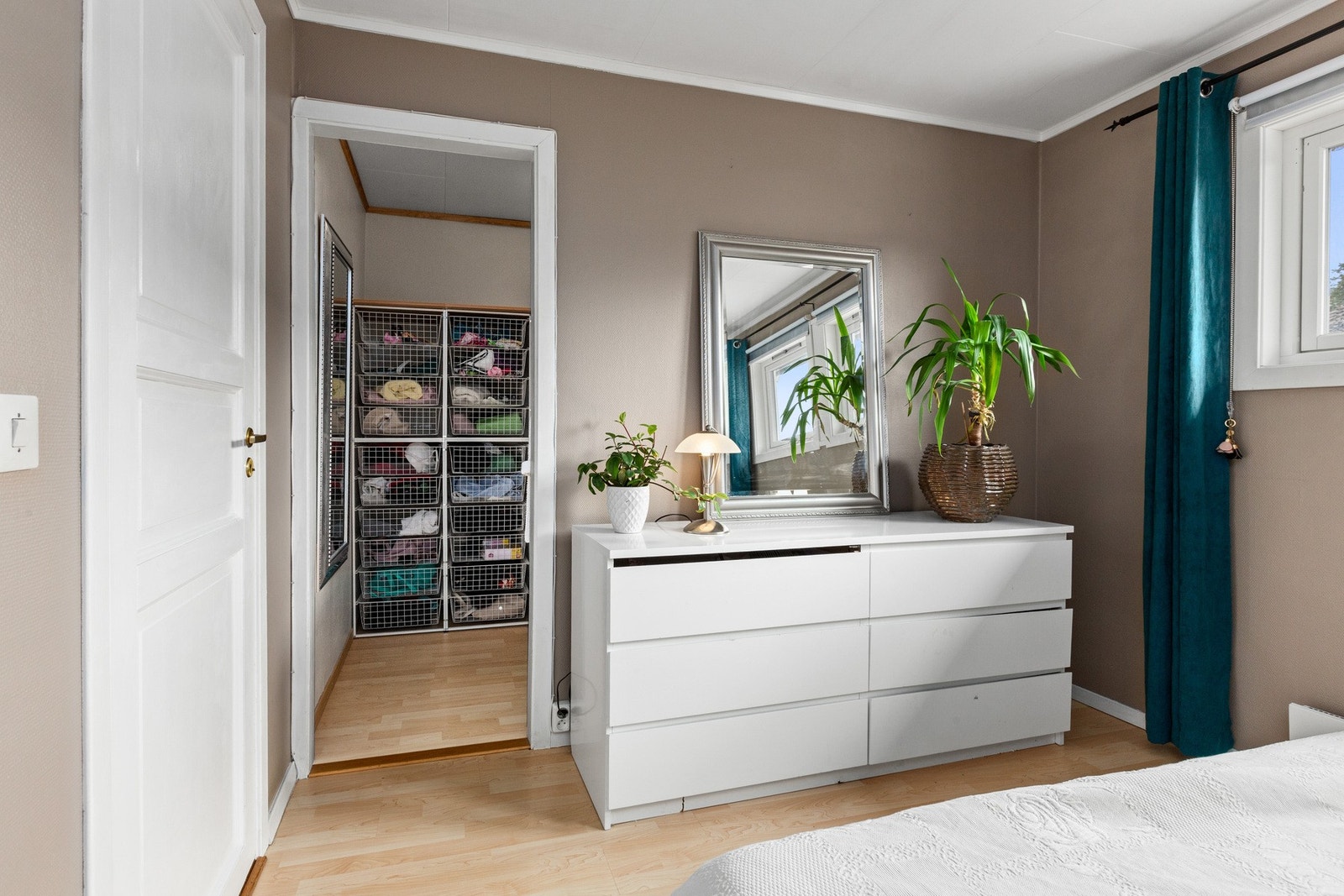 Til hovedsoverommet hører et stort walk-in closet med skuffer, hyller og åpne skap med hengestang. Her finnes også strømuttak. Galleribilde