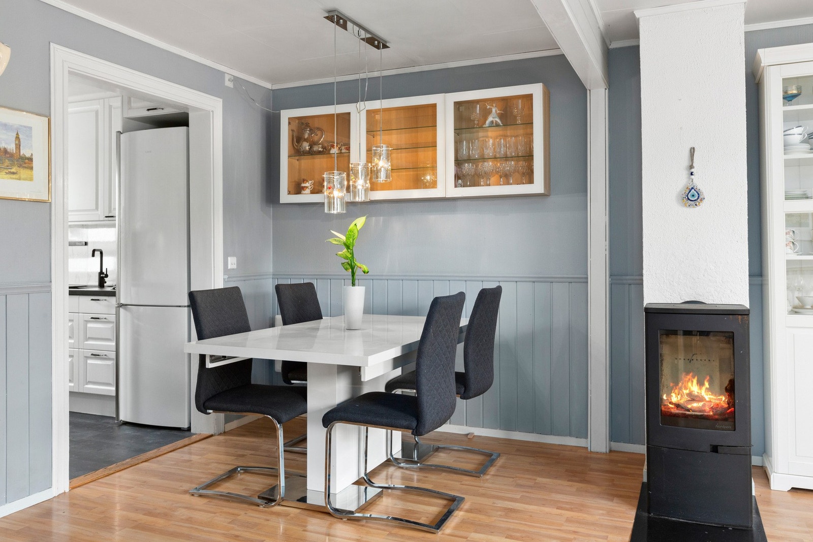 I stuen er det oppvarming med varmepumpe fra 2022 og en rentbrennende peisovn. Galleribilde