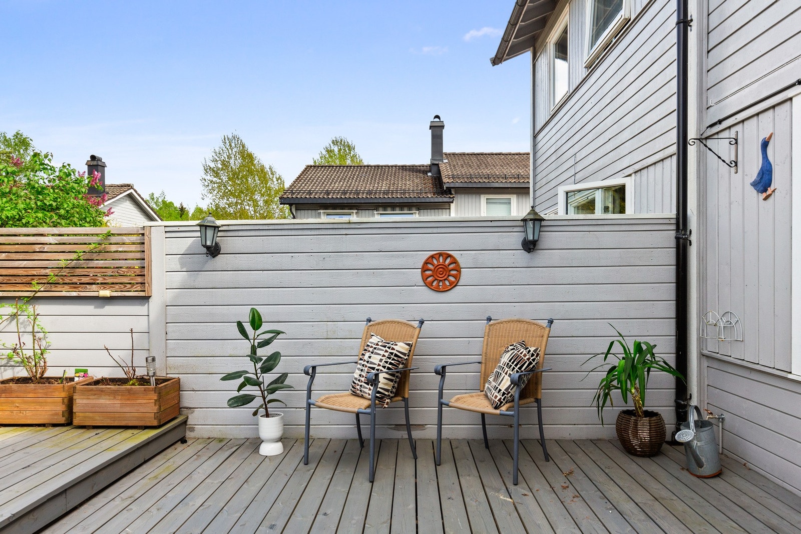 Fra stuen er det utgang til en solrik terrasse på ca. 40 m², med god plass til grill, en hyggelig sittegruppe og blomsterkrukker. Galleribilde