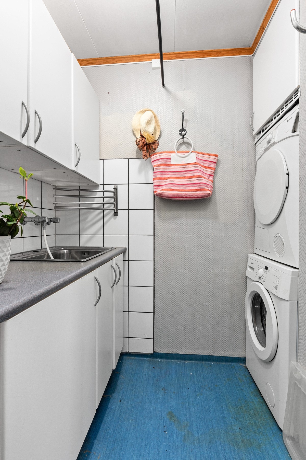 Rett ved inngangen ligger også et praktisk vaskerom, godt tilrettelagt for en aktiv hverdag Galleribilde