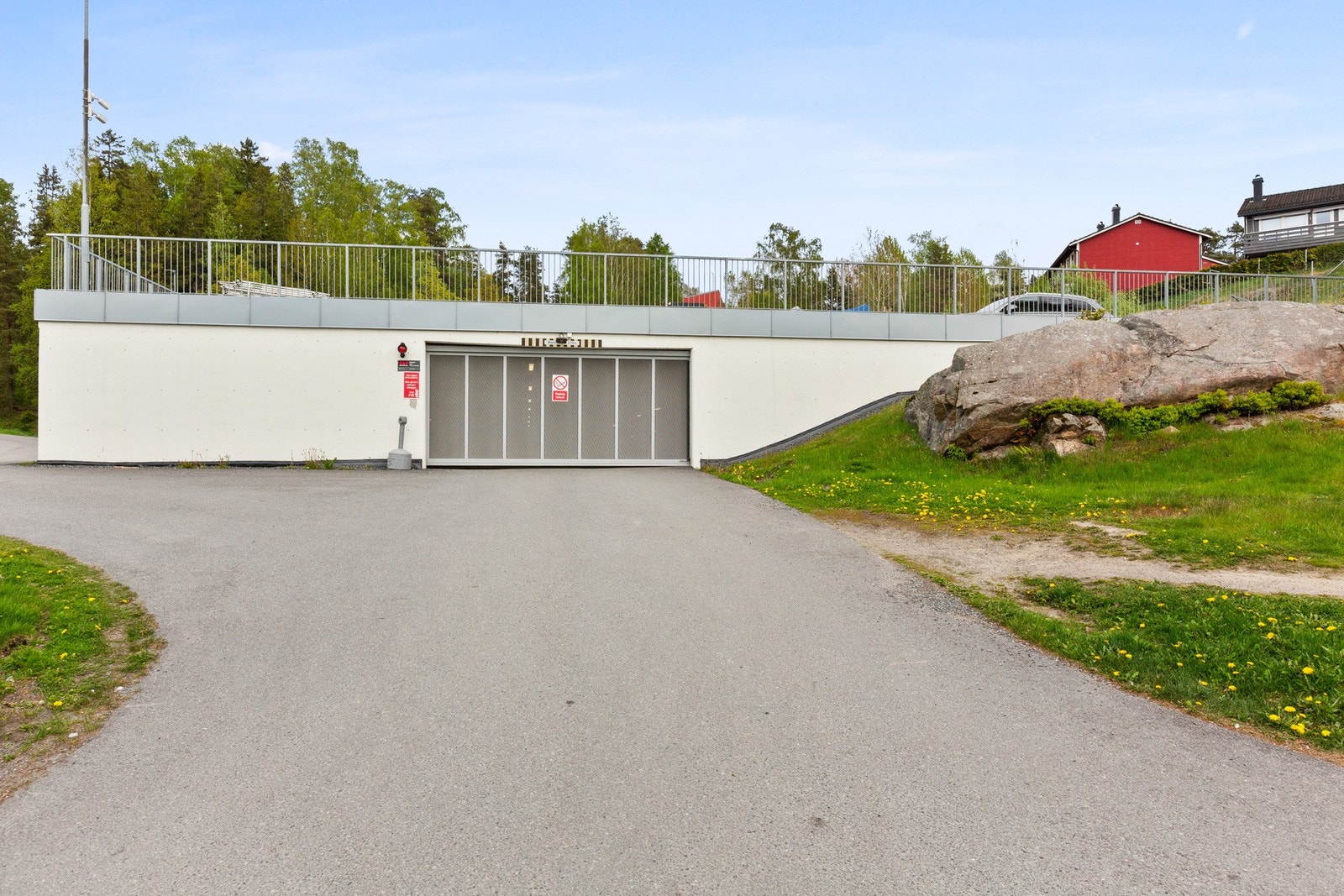 Det medfølger garasjeplass i felles garasjeanlegg med elektrisk port. Galleribilde