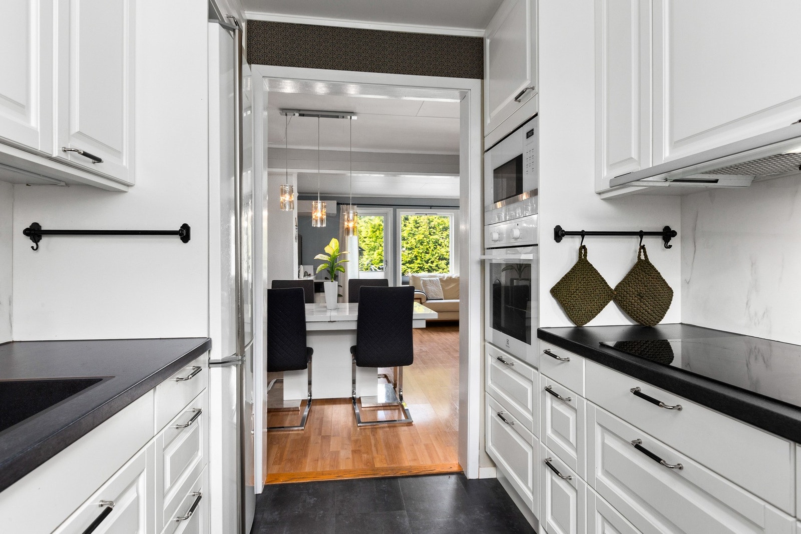 Epoq kjøkken fra 2021 med ny innredning og moderne design. Alle hvitevarer medfølger. Galleribilde