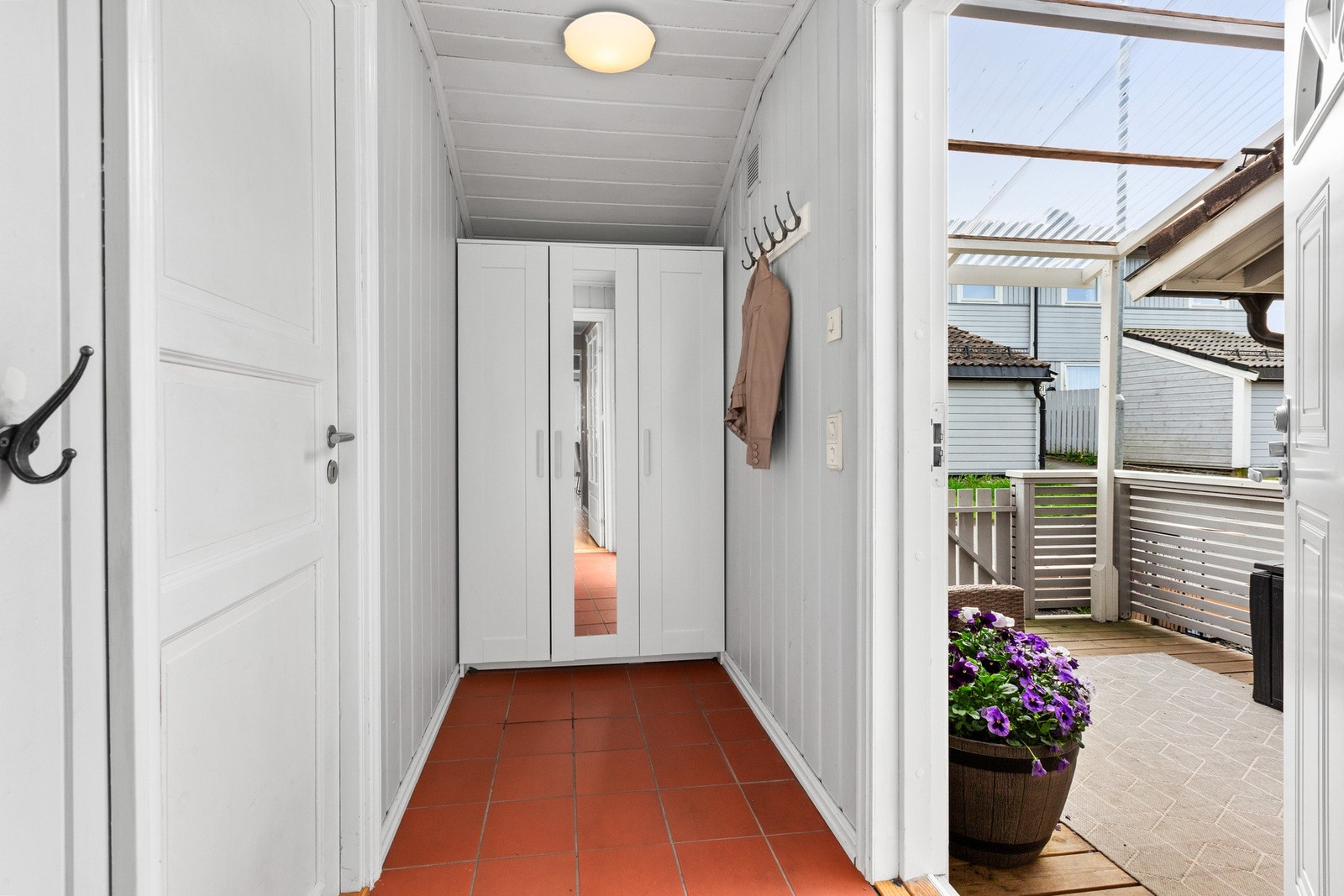 Romslig gang med god plass til å henge fra seg yttertøy og sette fra seg sko. Galleribilde