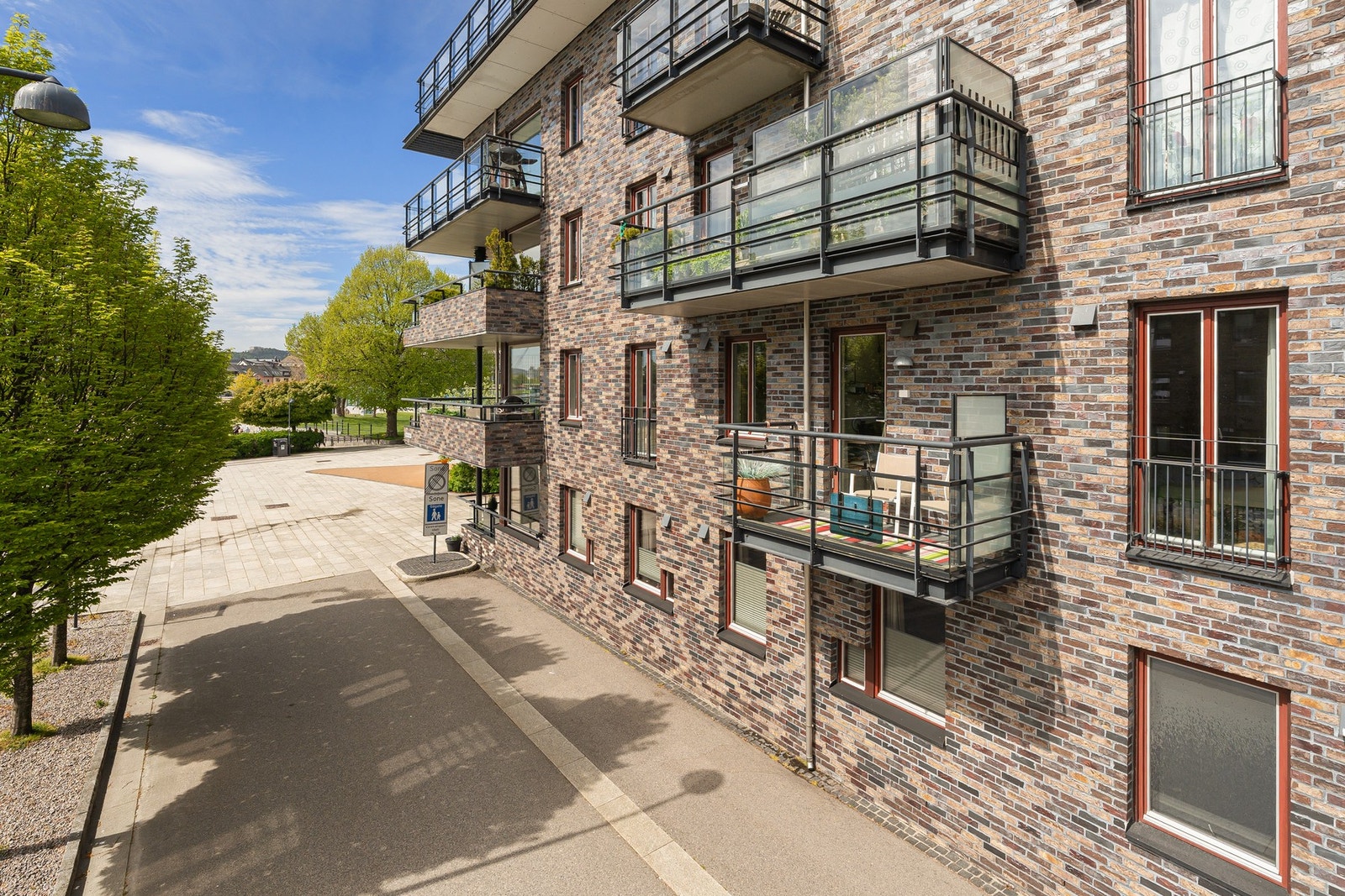 Til leiligheten er det stor hjørneterrasse, fransk balkong og ekstra balkong Galleribilde