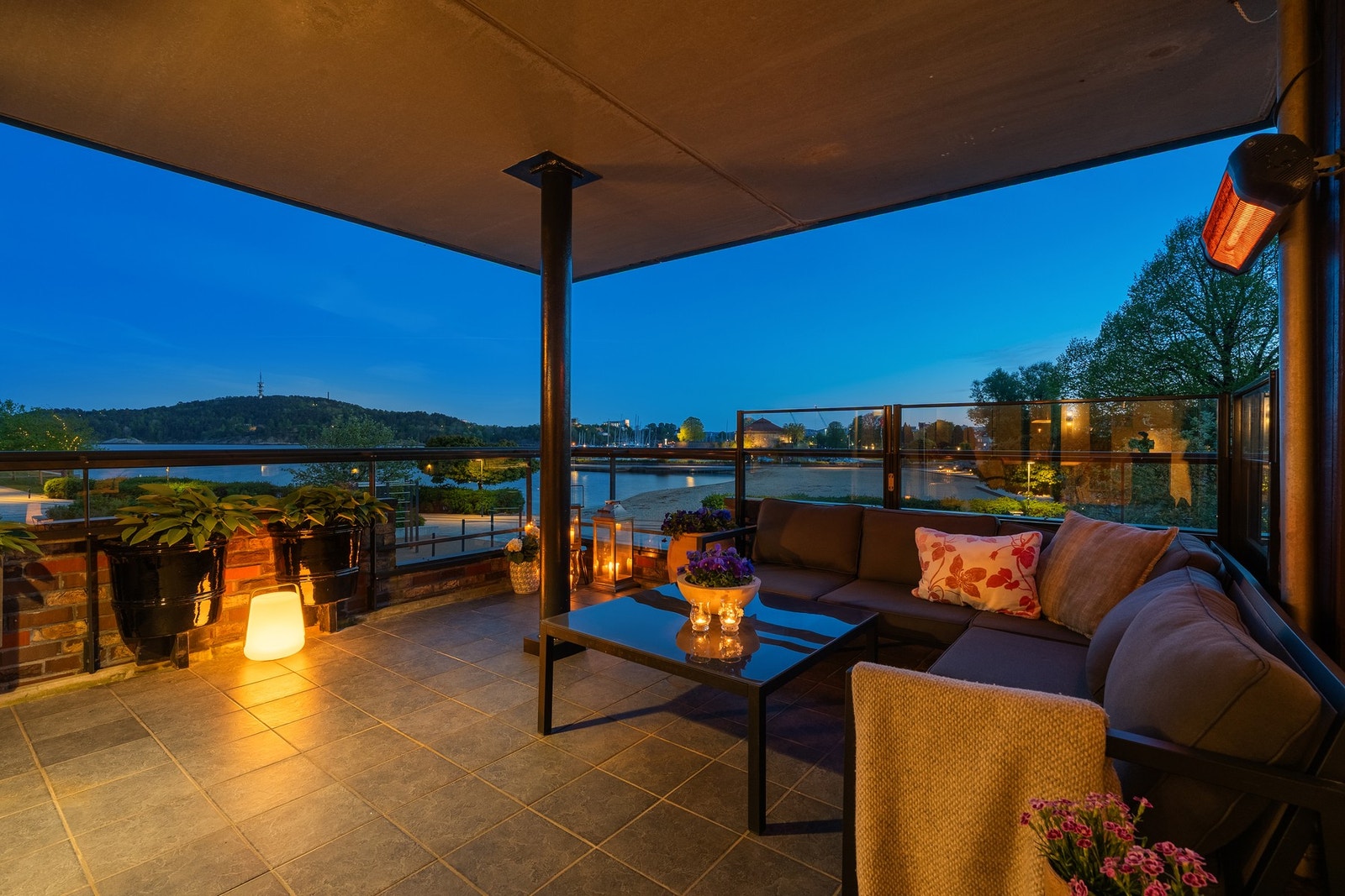 Hoved-terrassen er sydvest vent og har sol fra tidlig morgen til sen kveld. Fra terrassen høres ingen motorisert lyd. Galleribilde