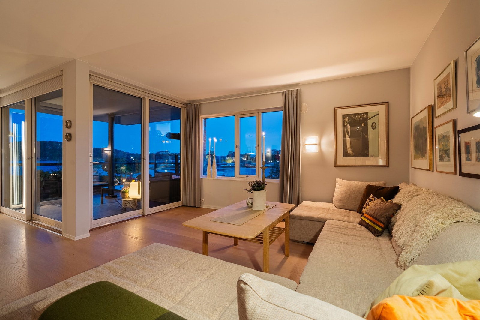 Det er god plass til en raus sofa som rommer mange gjester. Galleribilde