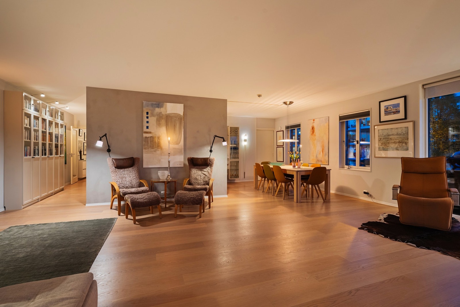 Flott kveldslys i leiligheten Galleribilde