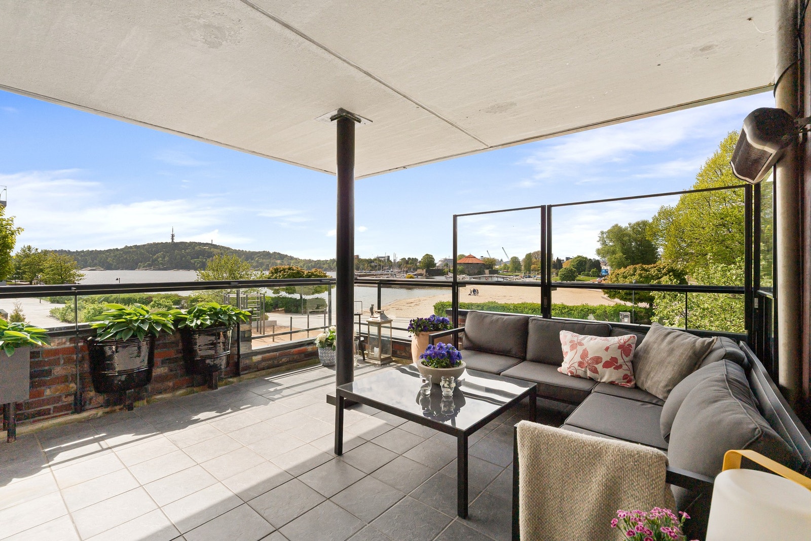 Det er helt unikt å sitte og nyte denne fine utsikten og samtidig være helt tilbaketrukket på innsiden av promenaden Galleribilde