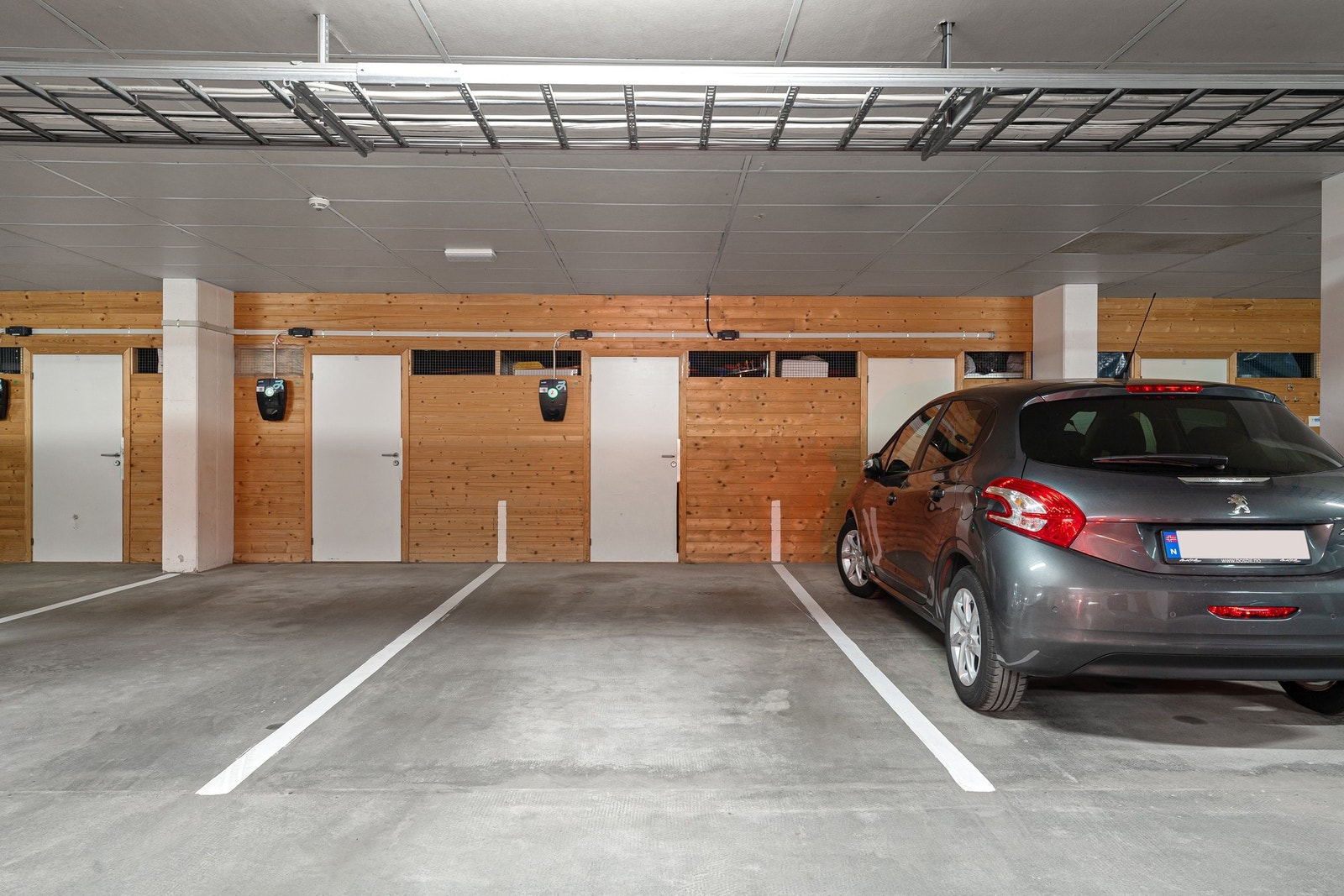 Parkeringsplass som er utstyrt med smart lader er enkel å bruke og har en tilhørende bod. Galleribilde