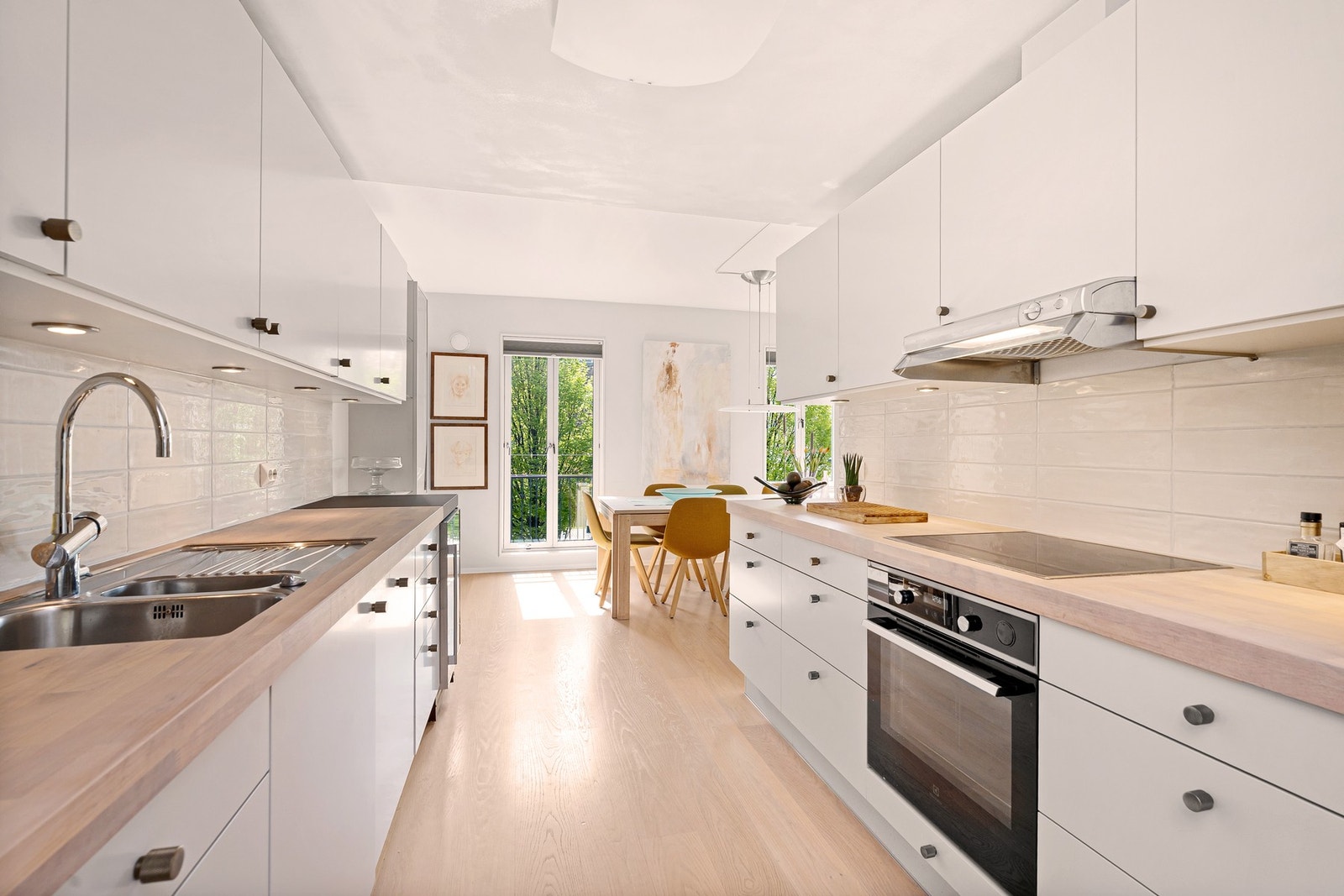 Vegetasjonen utenfor gir en god avskjerming for innsyn og gir liv til stua. Galleribilde